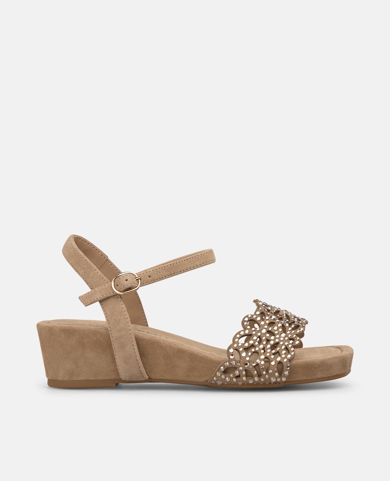 Alma en Pena - Sandalias de cuña de mujer en piel con tira con dibujo de flores y cierre de hebilla.