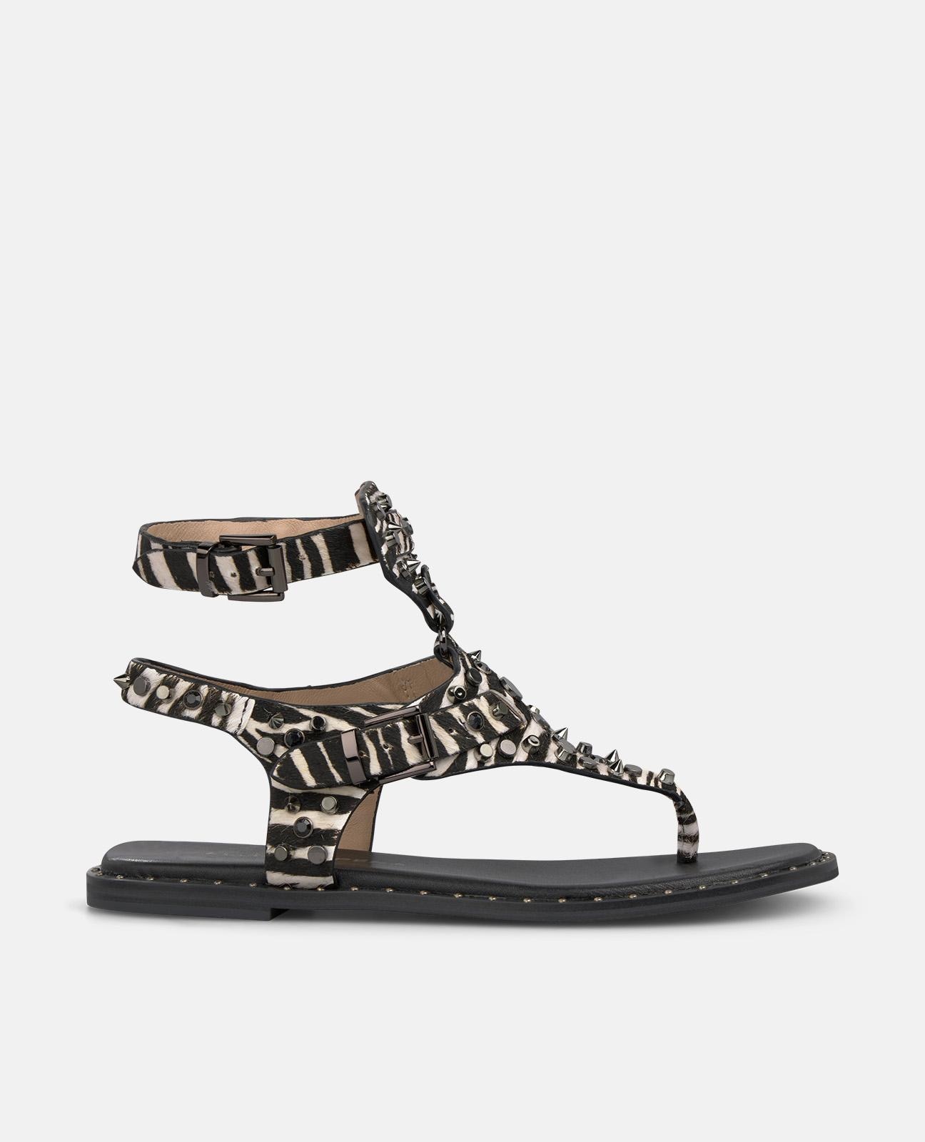 Sandalias romanas de mujer efecto print con tira en t con tachas y cierre de hebilla - Alma en Pena - Blanco Blanco-1