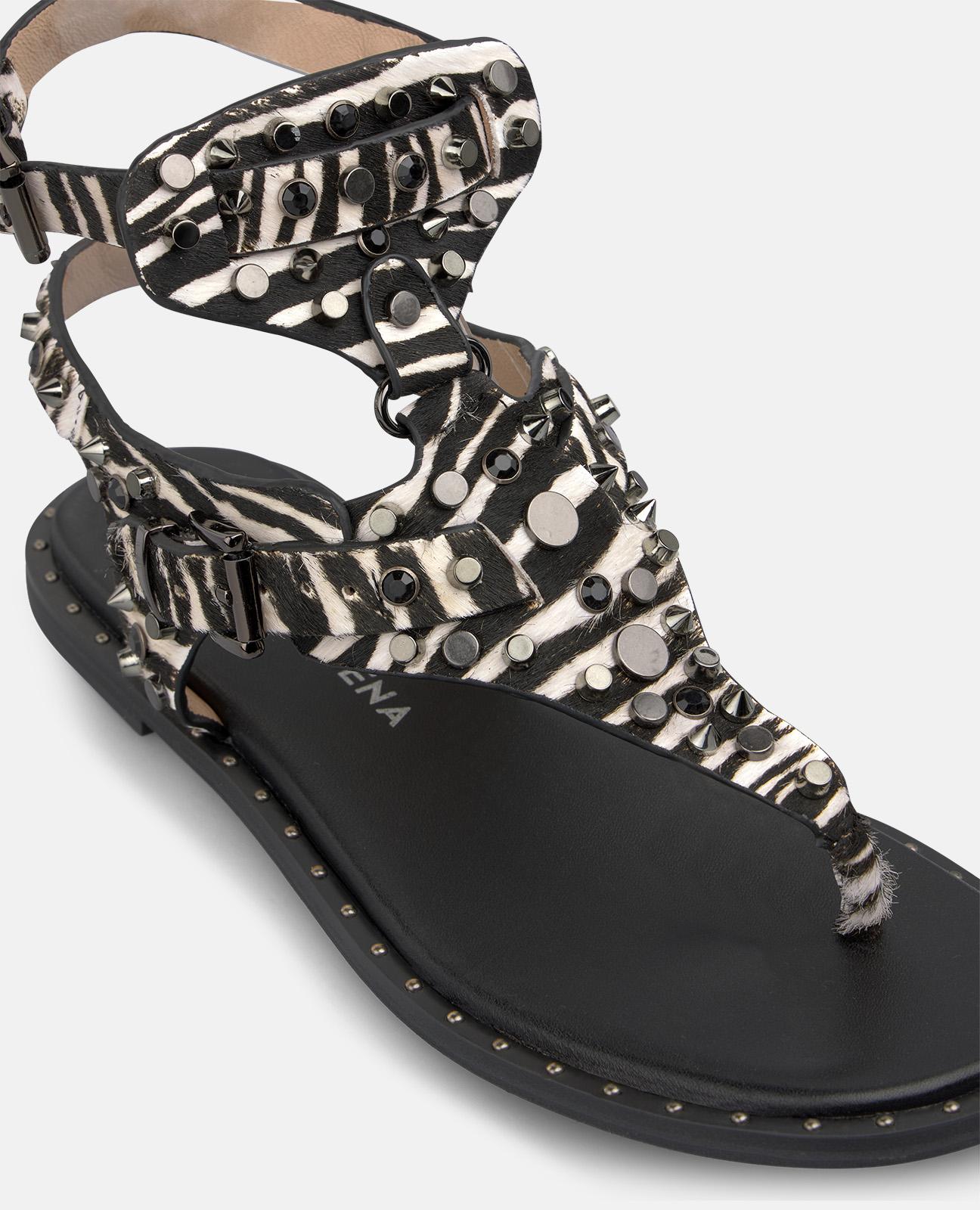 Sandalias romanas de mujer efecto print con tira en t con tachas y cierre de hebilla - Alma en Pena - Blanco Blanco-5