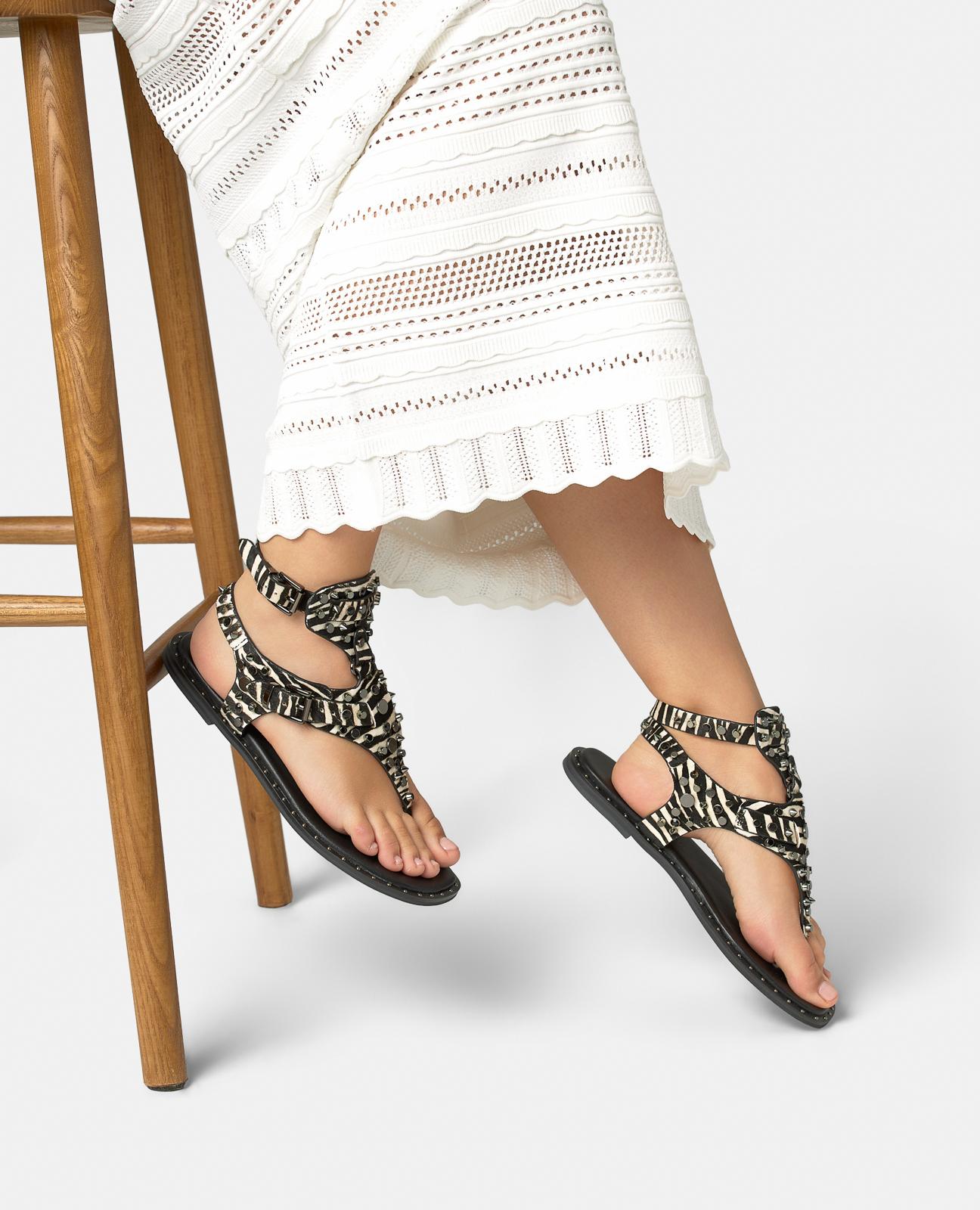 Sandalias romanas de mujer efecto print con tira en t con tachas y cierre de hebilla - Alma en Pena - Blanco Blanco-2