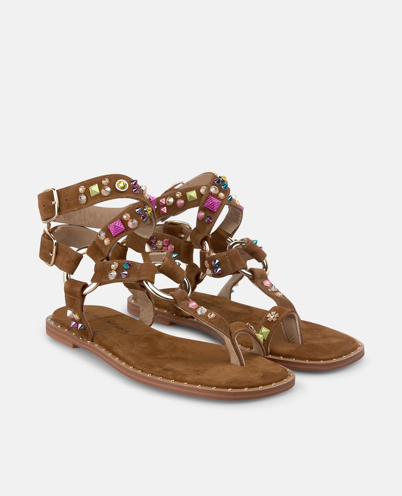 Imagen 4 de Sandalias romanas de mujer en piel con tira en t con hebilla circular - Alma en Pena - Caramelo Caramelo