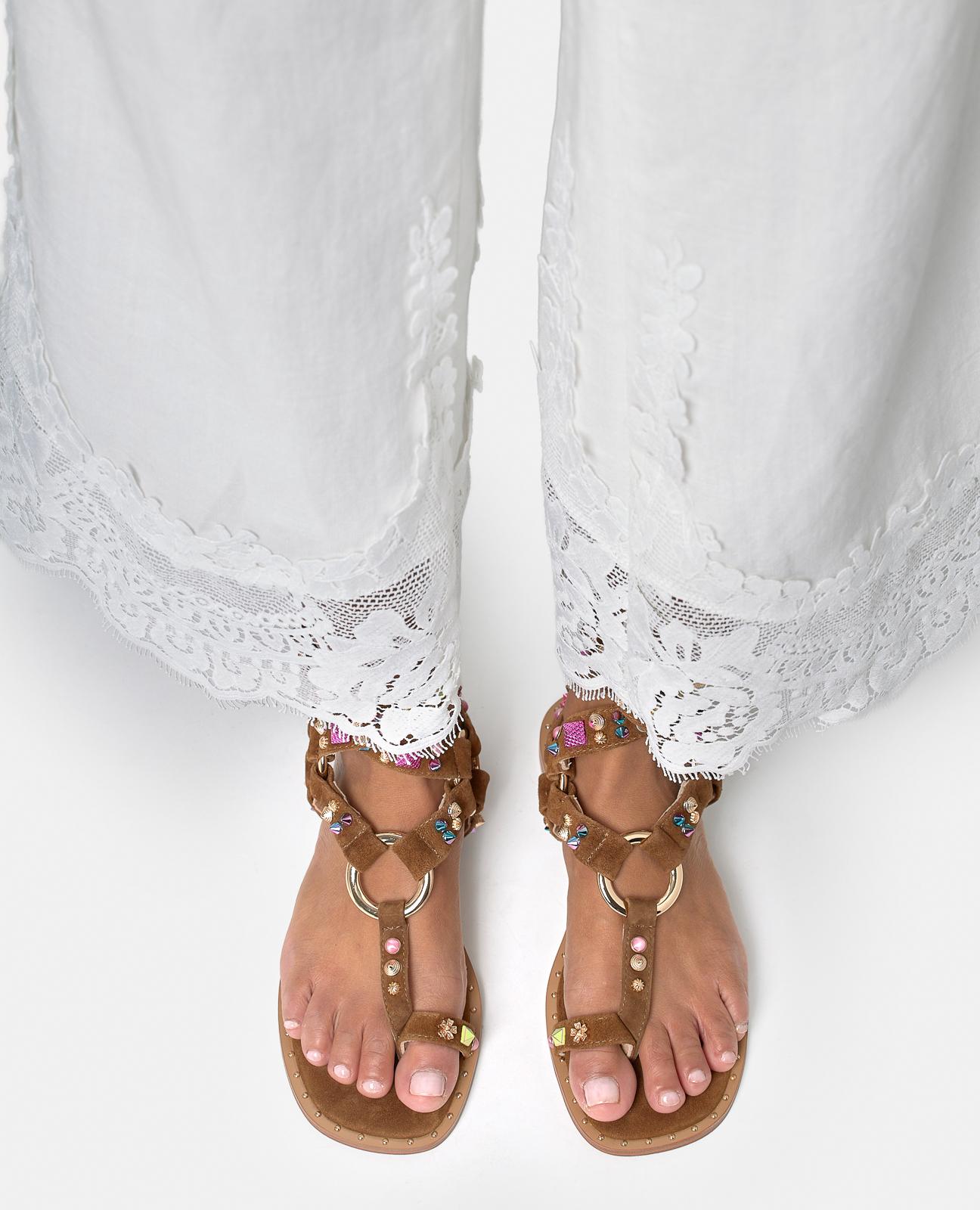 Imagen 2 de Sandalias romanas de mujer en piel con tira en t con hebilla circular - Alma en Pena - Caramelo Caramelo