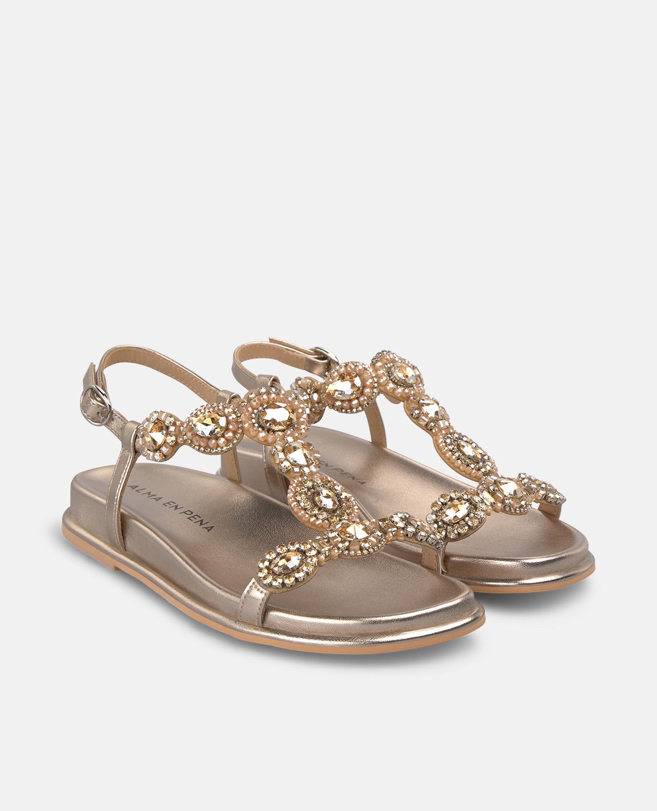 Sandalias planas de mujer en piel efecto metalizado con tira frontal y delantera con detalle pedrería circular - Alma en Pena - Oro Oro-4