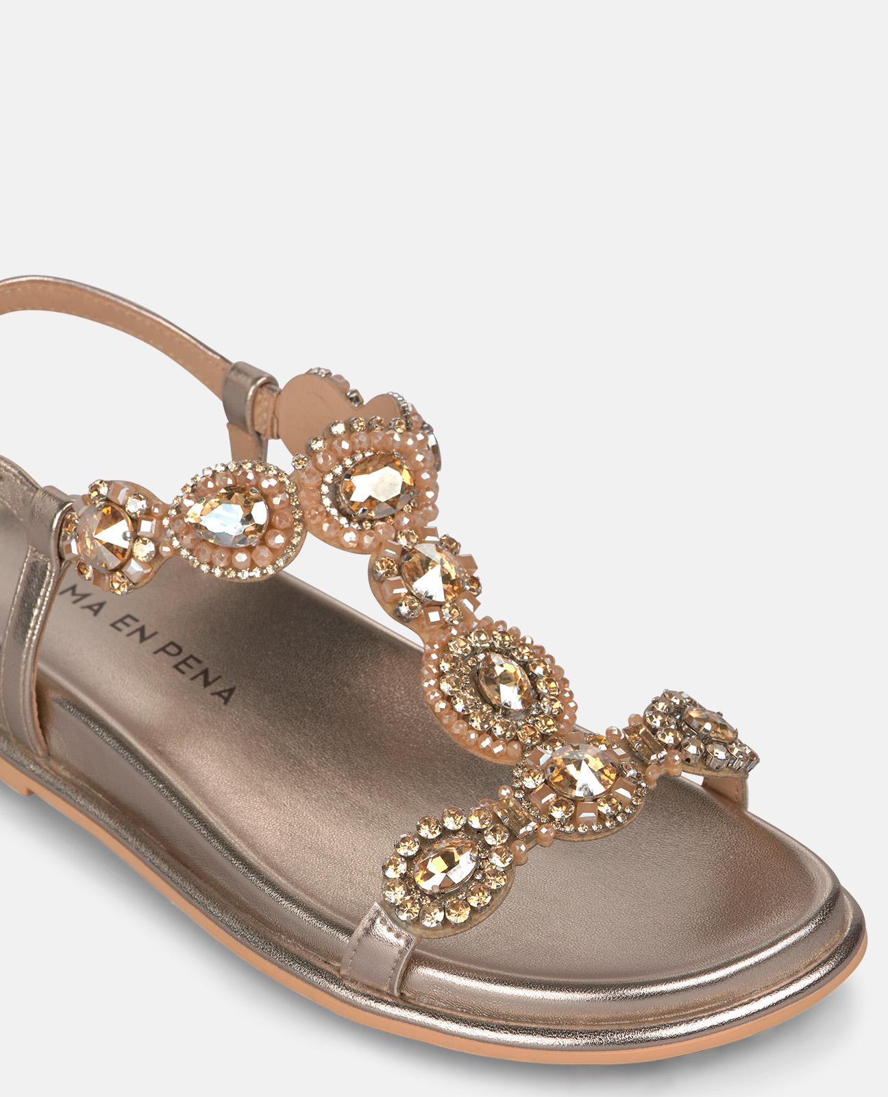 Sandalias planas de mujer en piel efecto metalizado con tira frontal y delantera con detalle pedrería circular - Alma en Pena - Oro Oro-5
