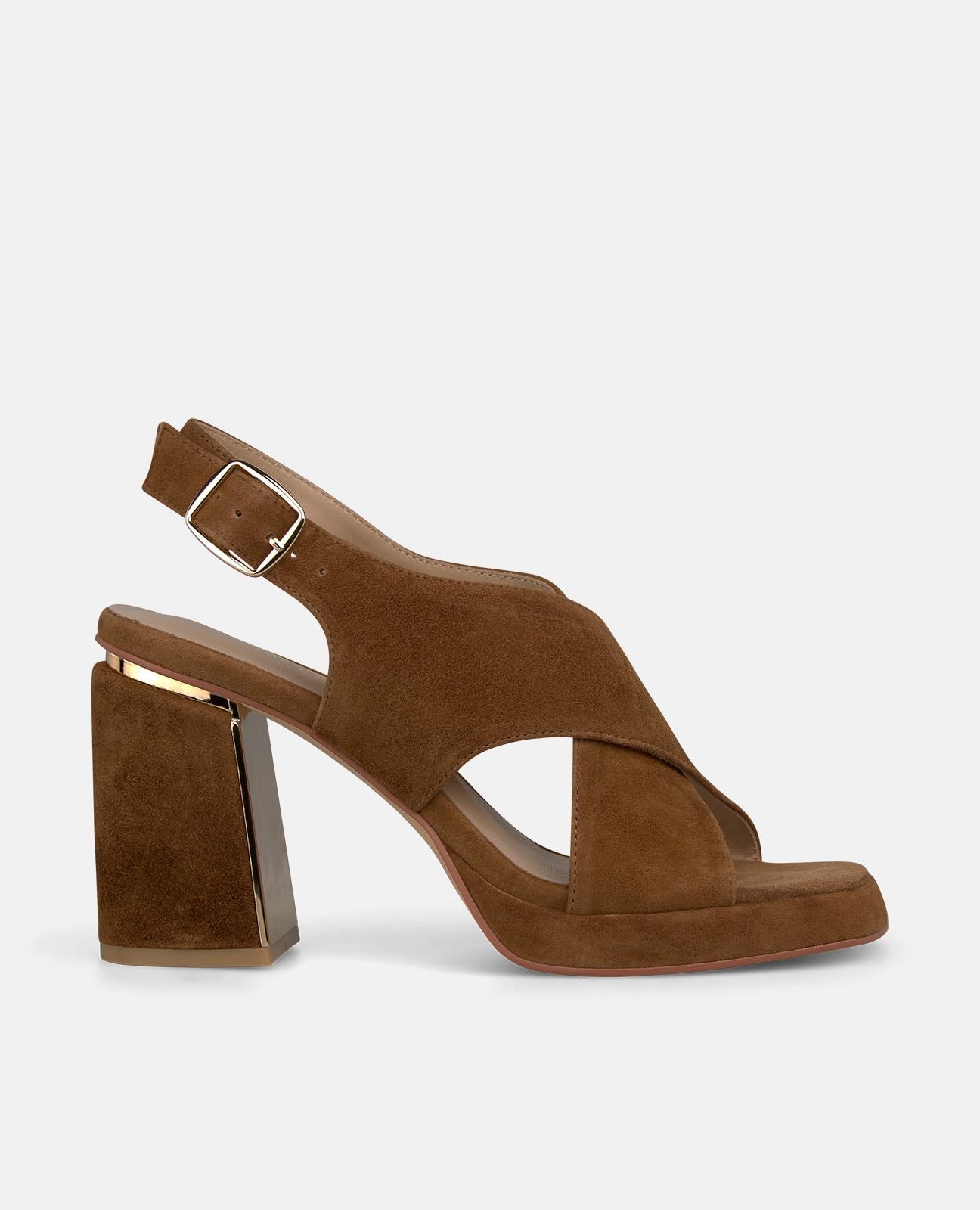 Sandalias de tacón de mujer en piel con tiras delanteras cruzadas con detalle metálico - Alma en Pena - Caramelo Caramelo-1