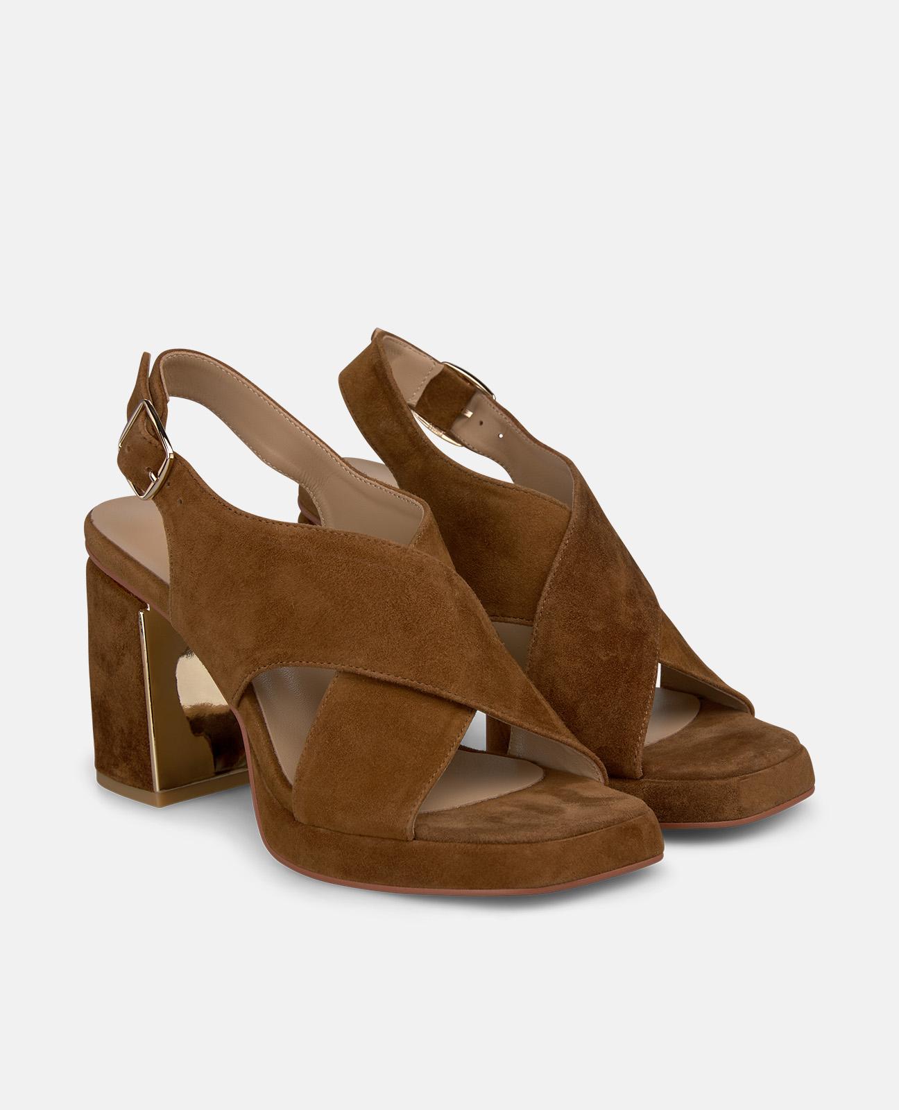 Sandalias de tacón de mujer en piel con tiras delanteras cruzadas con detalle metálico - Alma en Pena - Caramelo Caramelo-4