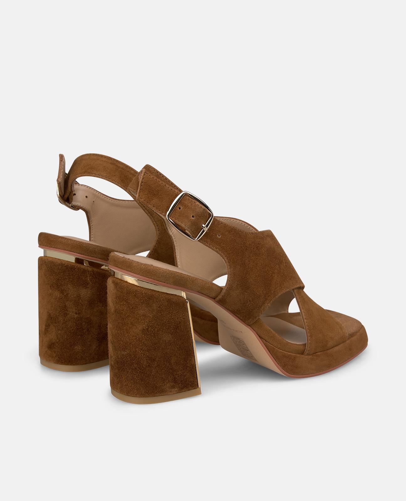 Sandalias de tacón de mujer en piel con tiras delanteras cruzadas con detalle metálico - Alma en Pena - Caramelo Caramelo-3