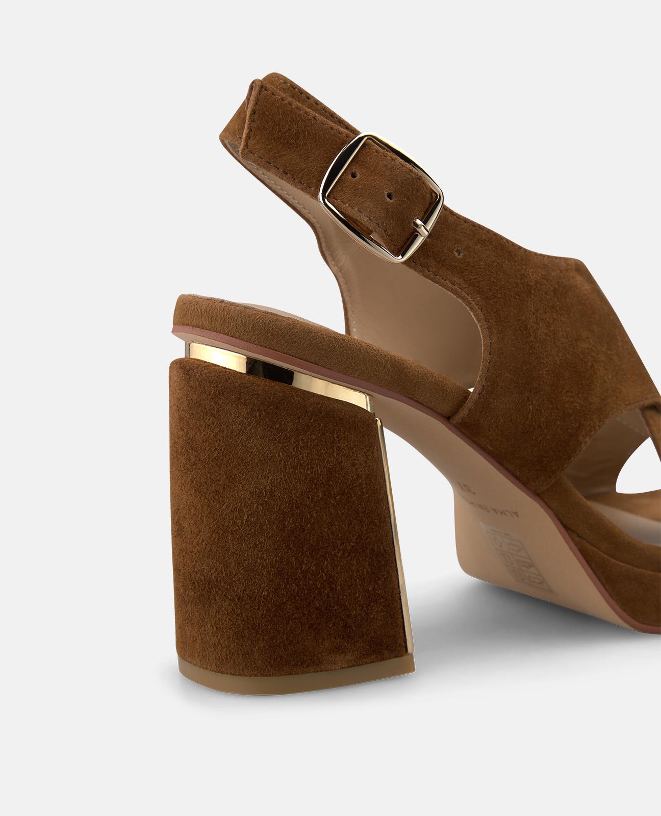 Sandalias de tacón de mujer en piel con tiras delanteras cruzadas con detalle metálico - Alma en Pena - Caramelo Caramelo-5