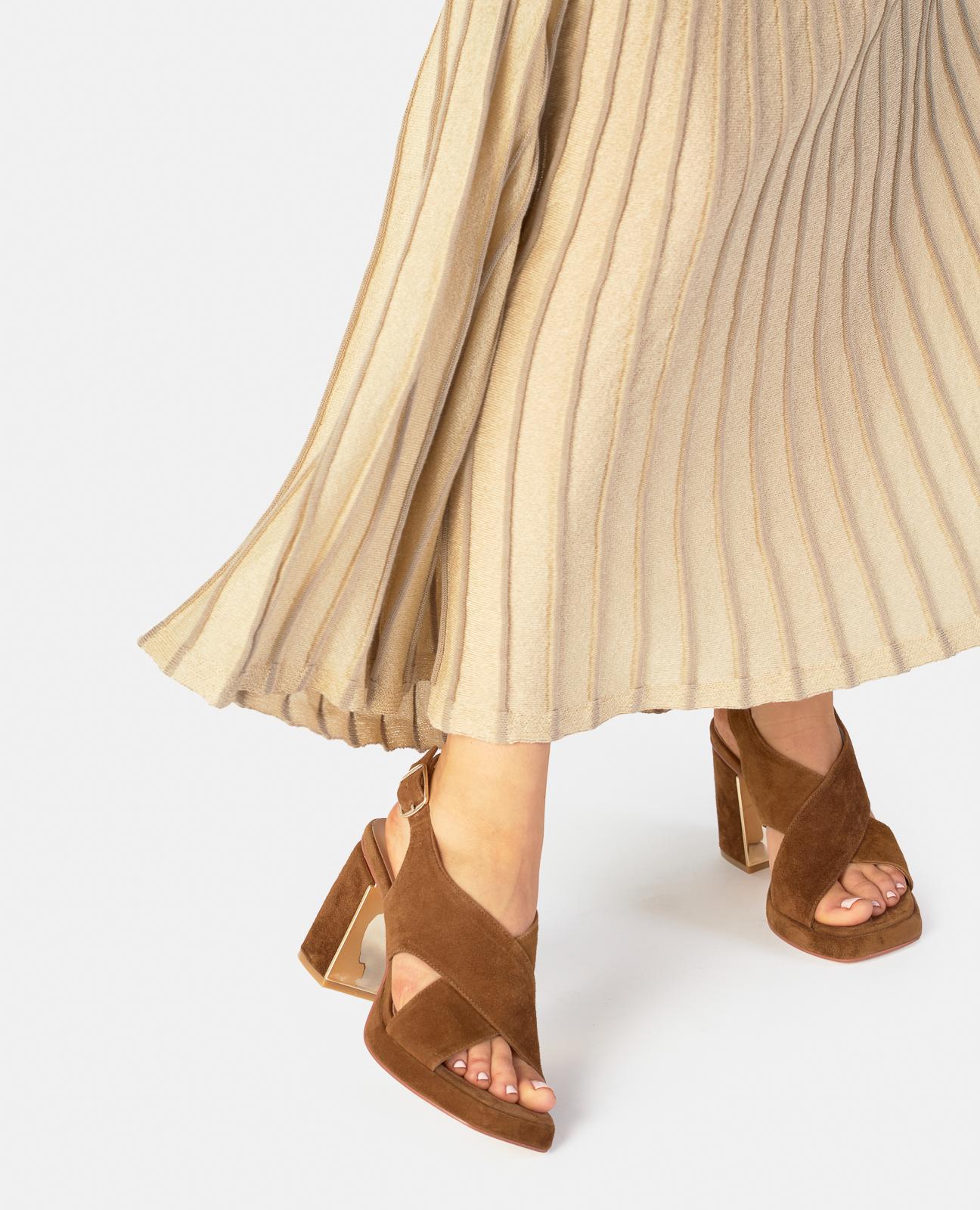 Sandalias de tacón de mujer en piel con tiras delanteras cruzadas con detalle metálico - Alma en Pena - Caramelo Caramelo-2
