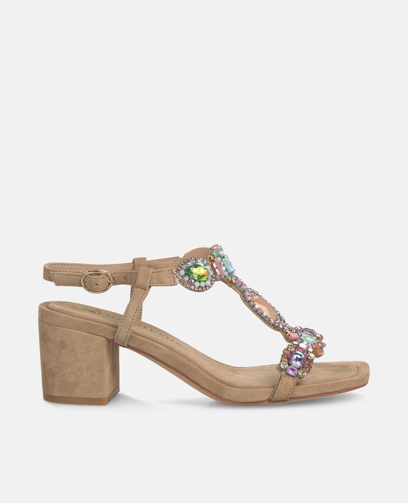 Sandalias de tacón de mujer con tira delantera y tobillo con detalle de joyas - Alma en Pena - Arena Arena-1