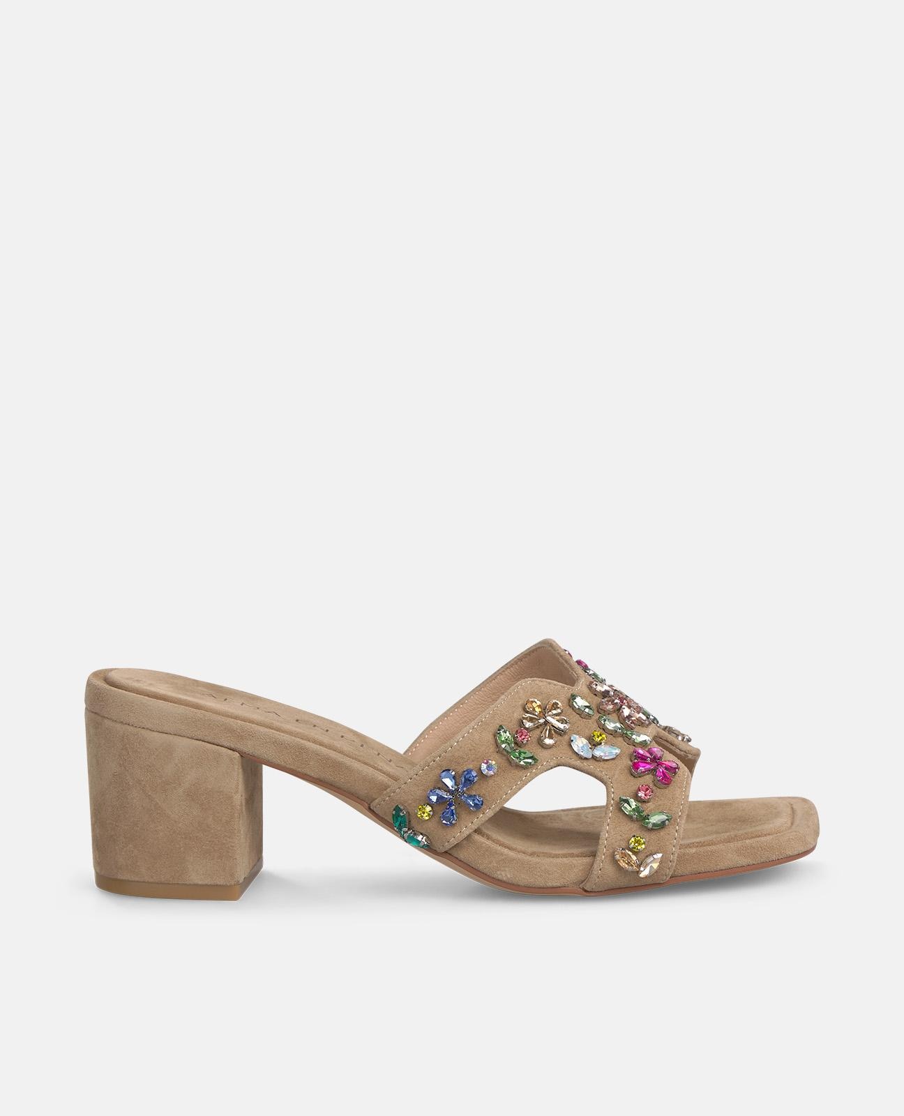 Sandalias de pala de mujer en piel con detalle joya y tacón - Arena Arena-1