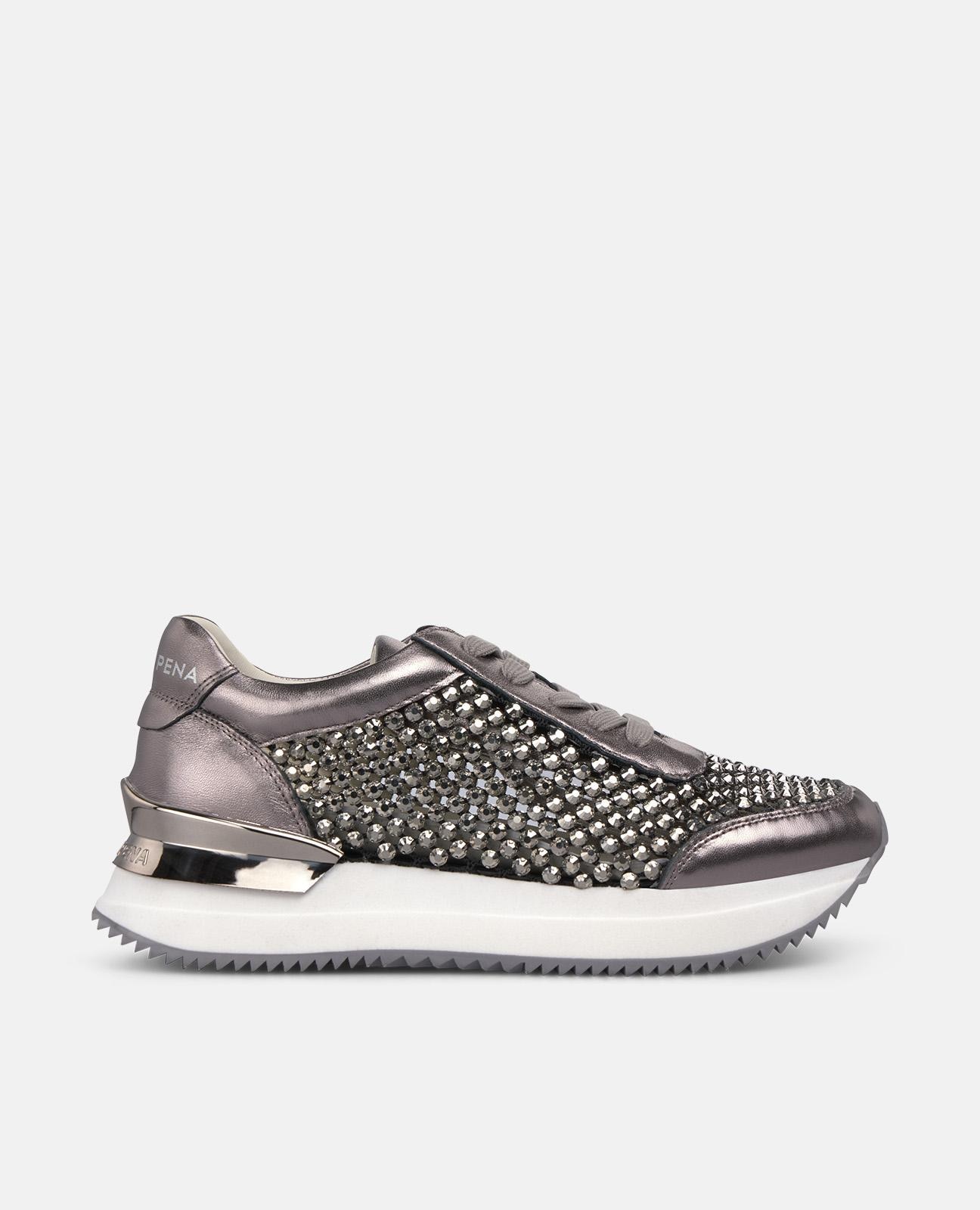 Zapatillas deportivas de mujer de piel efecto metalizado y rejilla con tachas de pedrería - Alma en Pena - Plata metalizada Plata metalizada-1