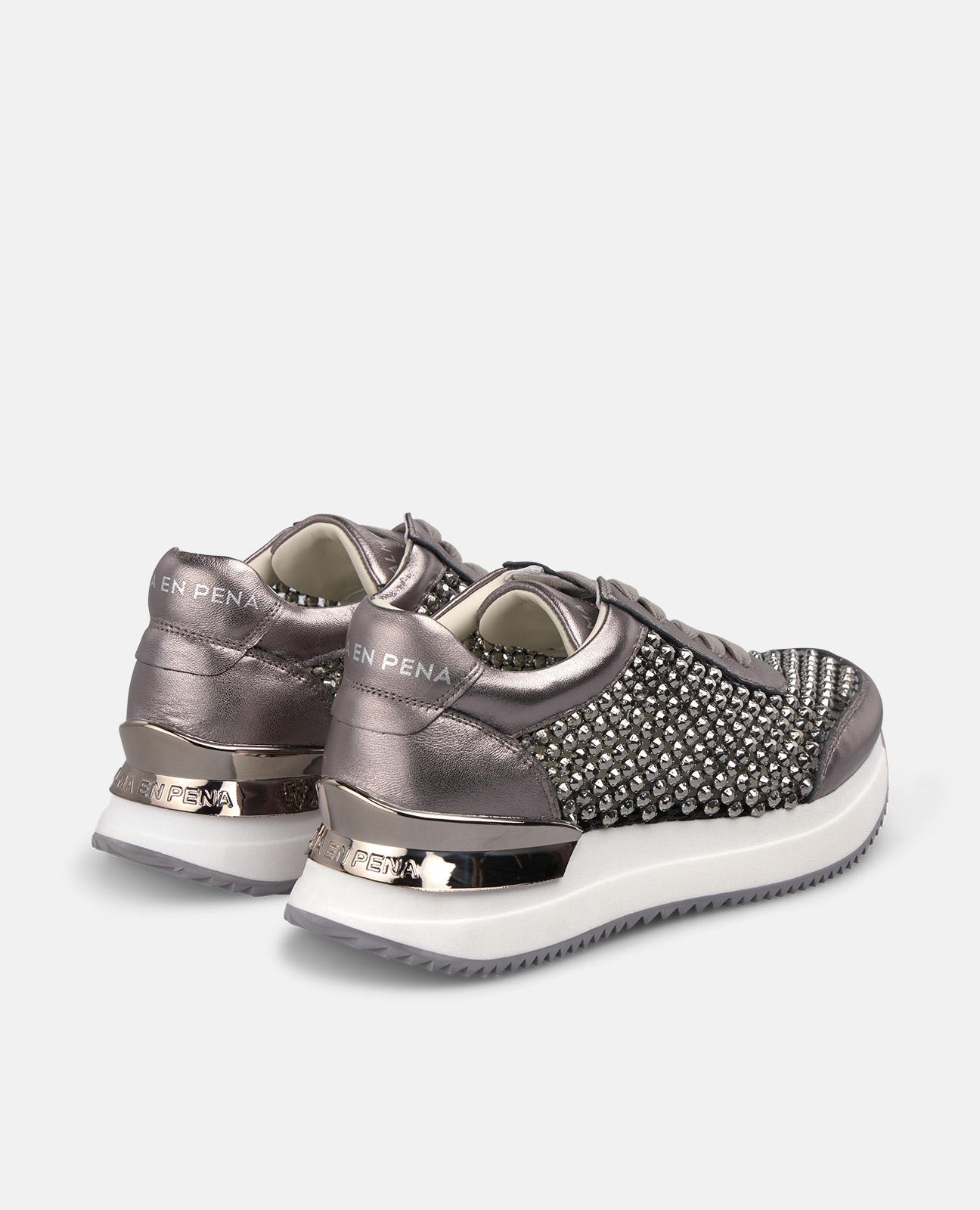 Zapatillas deportivas de mujer de piel efecto metalizado y rejilla con tachas de pedrería - Alma en Pena - Plata metalizada Plata metalizada-3
