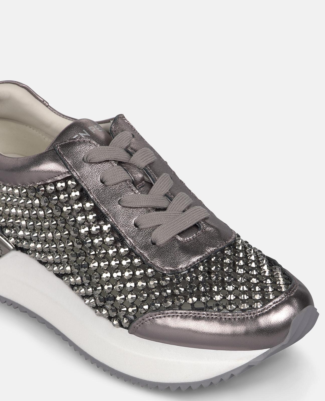 Zapatillas deportivas de mujer de piel efecto metalizado y rejilla con tachas de pedrería - Alma en Pena - Plata metalizada Plata metalizada-5