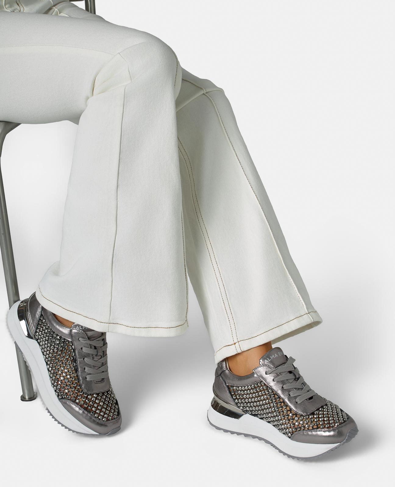 Zapatillas deportivas de mujer de piel efecto metalizado y rejilla con tachas de pedrería - Alma en Pena - Plata metalizada Plata metalizada-2