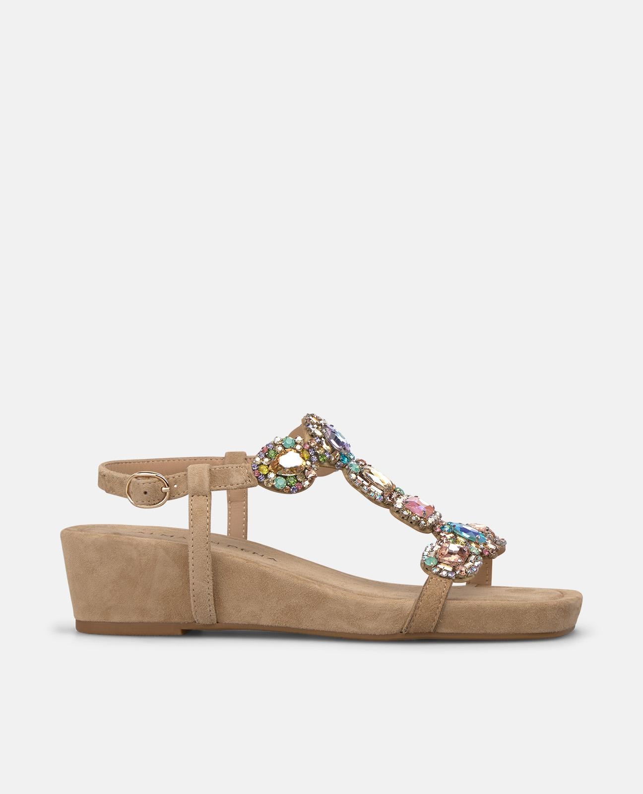 Alma en Pena - Sandalias de cuña de mujer en piel con tira frontal con pedrería circular y cierre de hebilla.