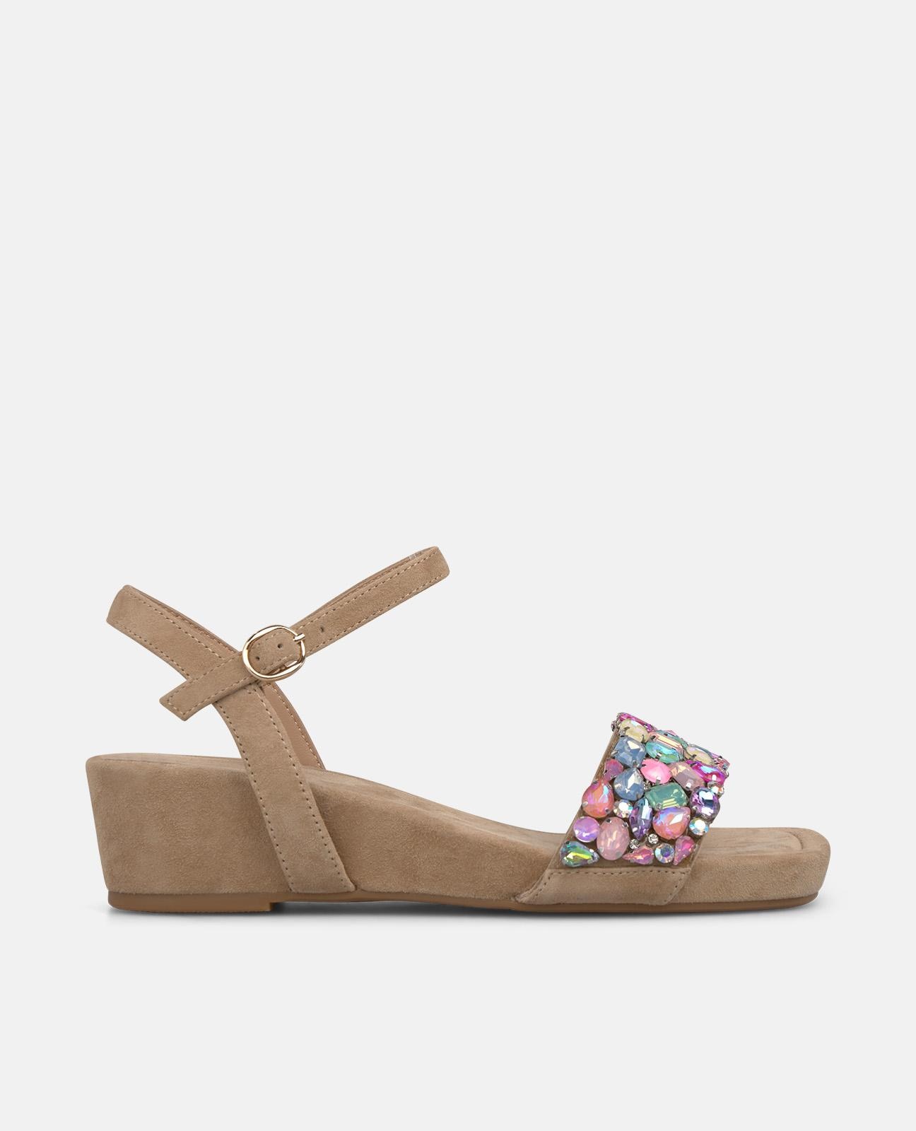 Alma en Pena - Sandalias de cuña de mujer con tira con detalle de pedrería y cierre de hebilla.