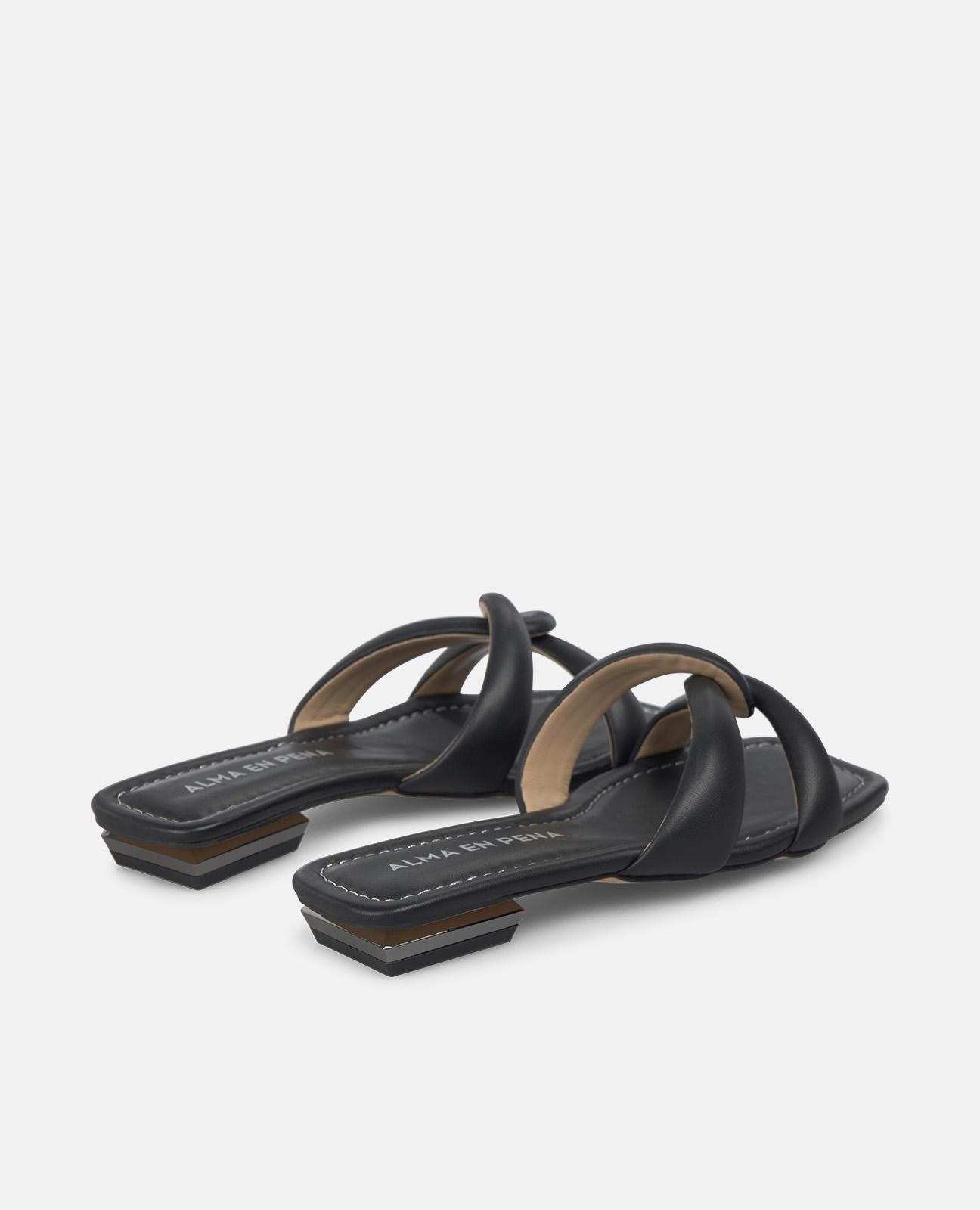 Sandalias de pala de mujer en napa con tiras delanteras cruzadas - Alma en Pena - Negro Negro-3