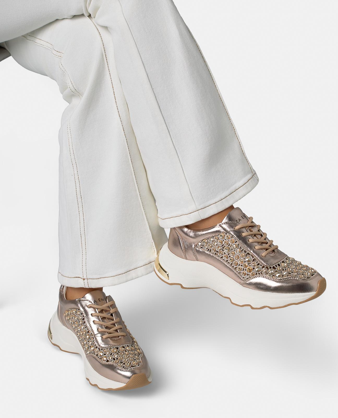 Zapatillas deportivas de mujer de piel efecto metlizado y rejilla de pedrería - Alma en Pena - Oro Oro-2