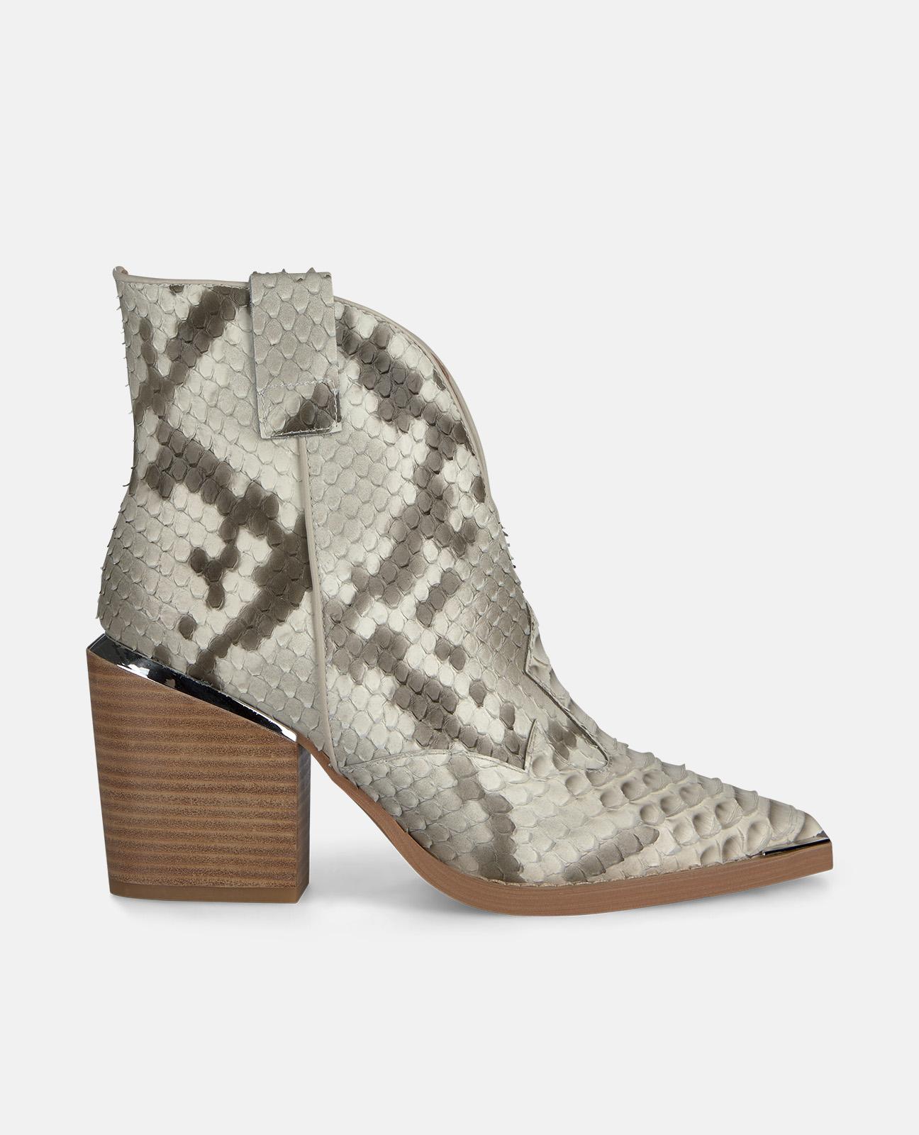 Alma en Pena - Botines cowboy de mujer en piel efecto cobra con corte escotado delantero.