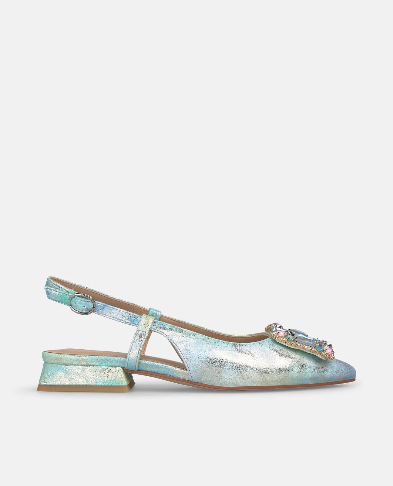 Alma en Pena - Zapatos de salón de mujer destalonados en piel efecto fantasia con adorno metálico frontal.