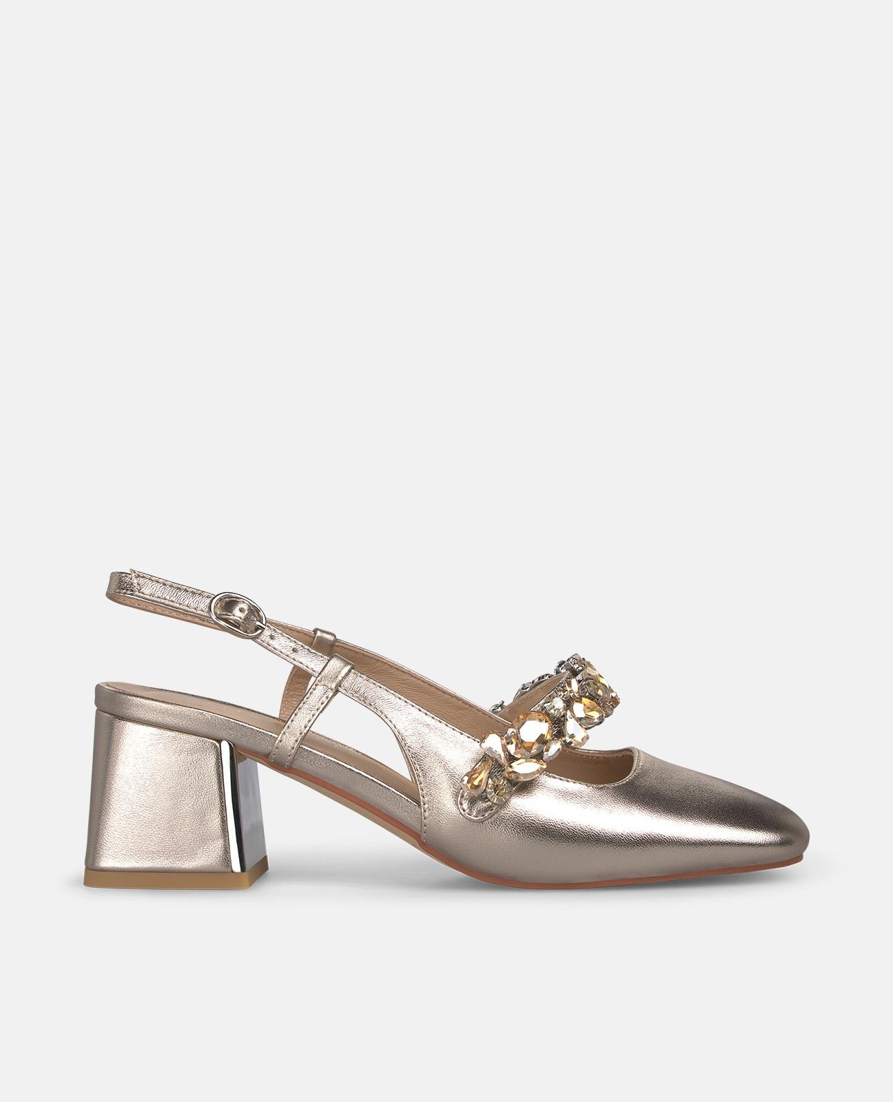 Alma en Pena - Zapatos de salón de mujer destalonados en piel efecto metalizado con tira delantera en detalle joya.