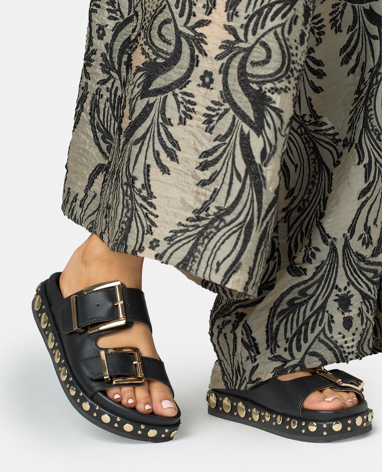 Sandalias planas de mujer en napa con tiras anchas con hebilla y tachuelas en la plataforma - Alma en Pena - Negro Negro-2