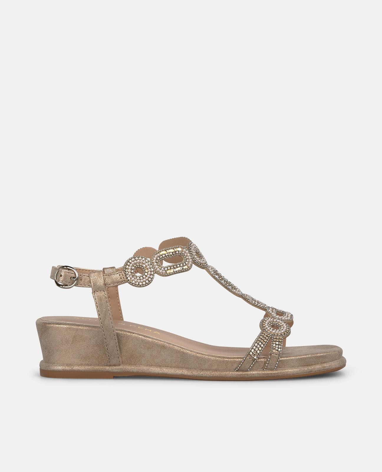 Alma en Pena - Sandalias de cuña de mujer en piel efecto metalizado con tira en T con detalle de pedreria circular.