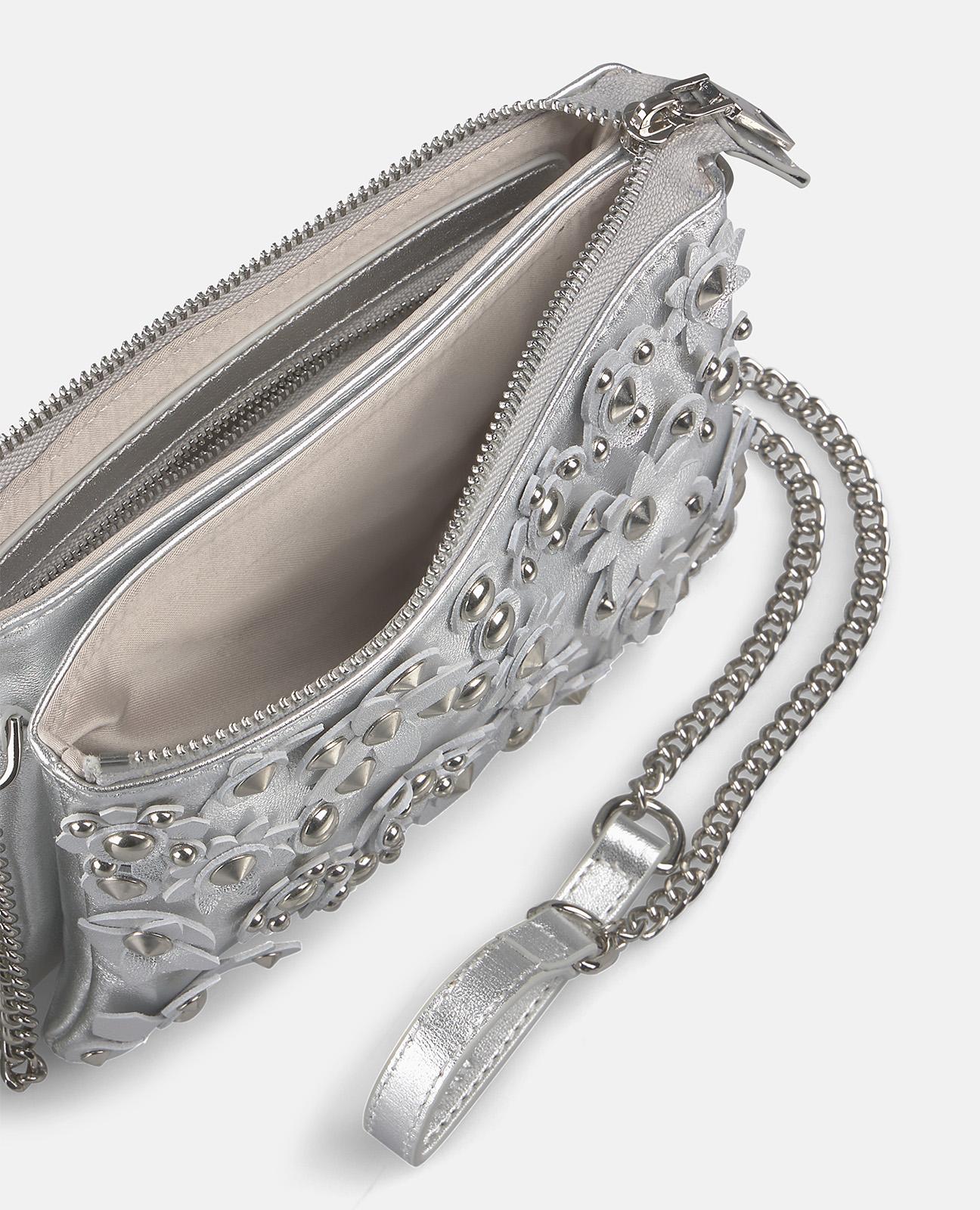Bandolera de mujer de piel efecto metalizado con aplicaciones florales y tachuelas - Alma en Pena - Plata Plata-4