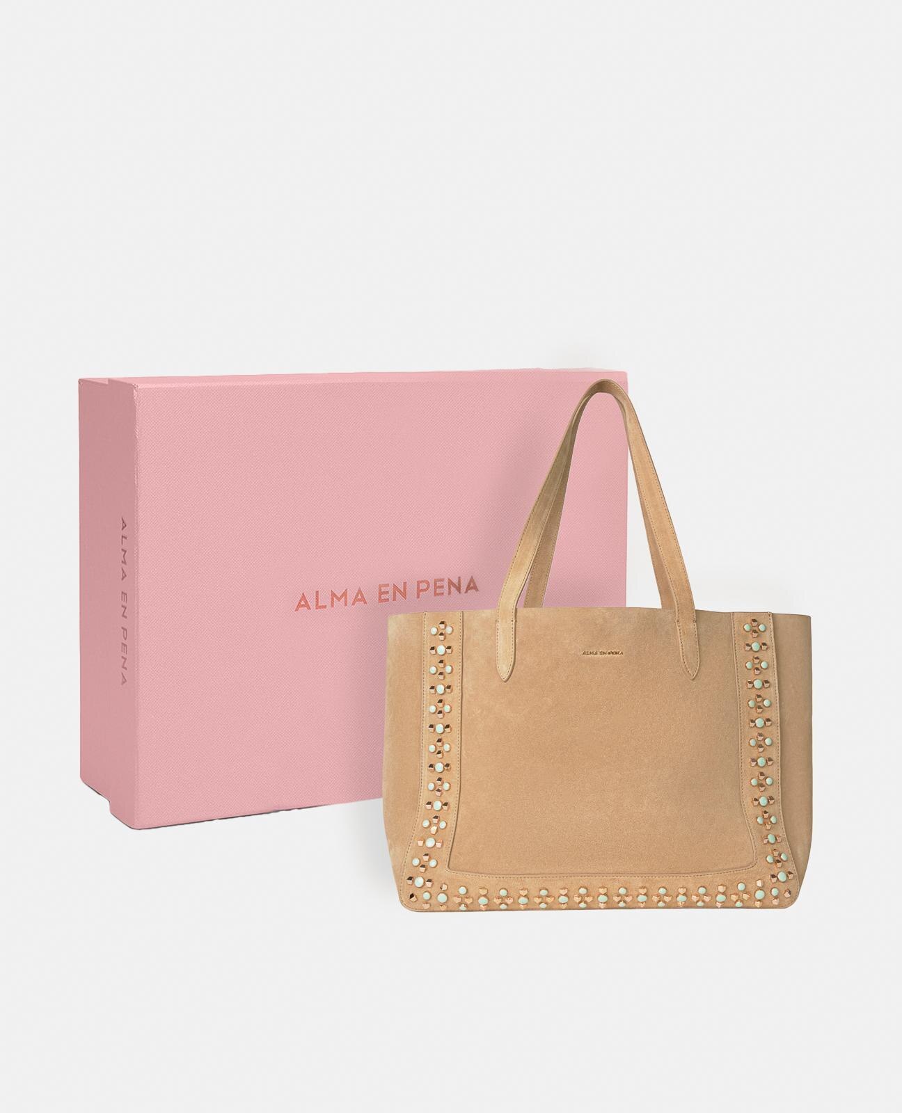 Bolso shopper de piel con tachuelas metálicas y cierre de imán oculto - Alma en Pena - Camel Camel-5