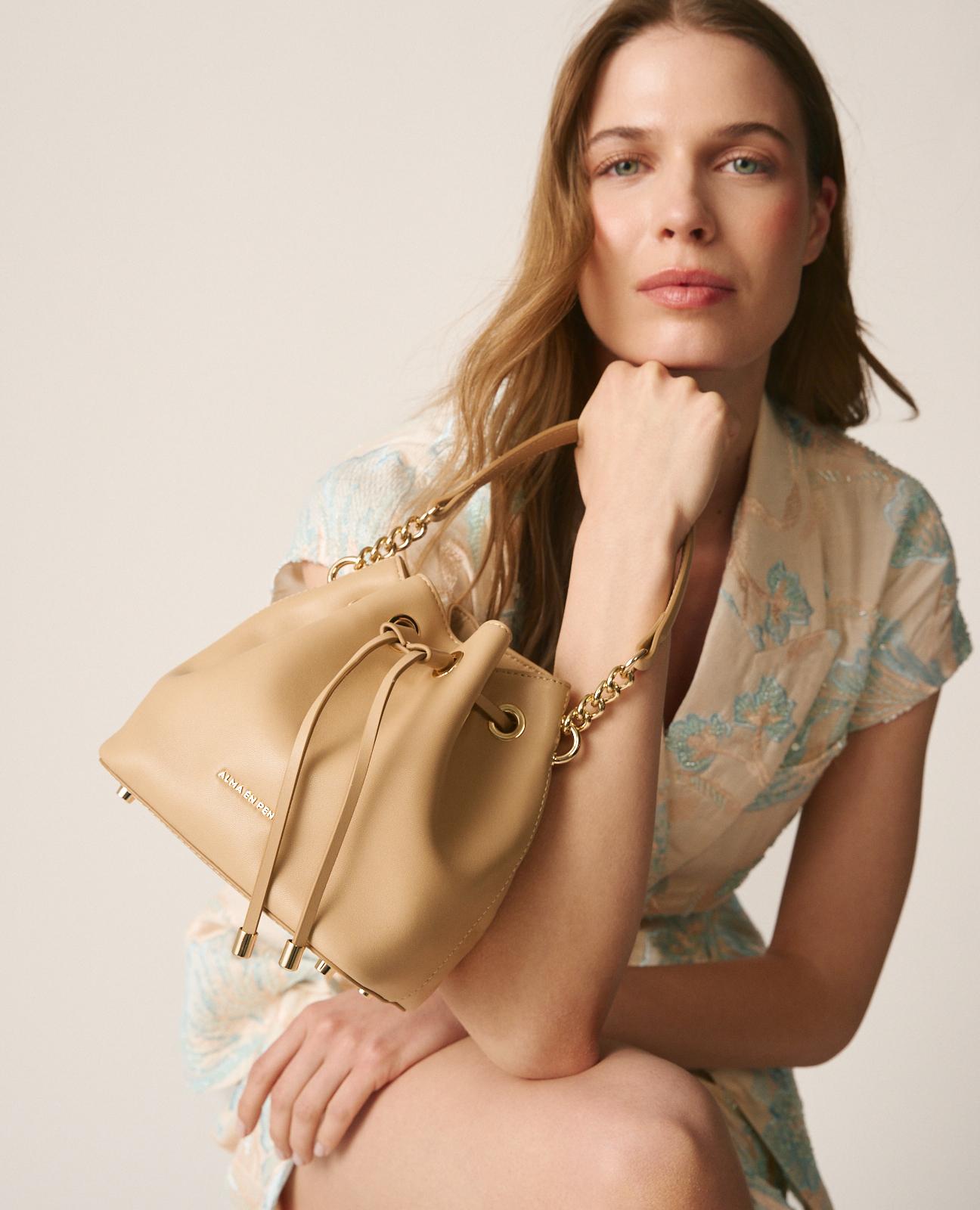 Bolso de mano estilo bombonera de piel con correa bandolera de cadena - Alma en Pena - Arena Arena-2