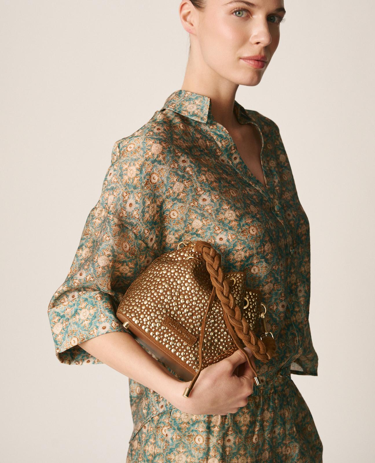 Bolso de mano estilo bombonera de piel con tachuelas y correa bandolera ajustable - Alma en Pena - Caramelo Caramelo-2