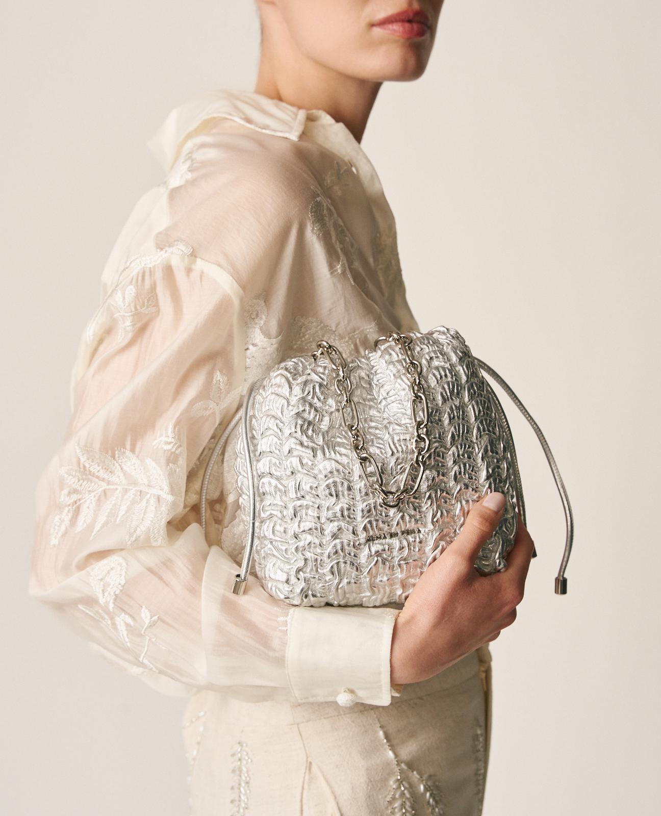 Bolso de mano estilo saco de piel en relieve y correa bandolera ajustable - Alma en Pena - Plata Plata-2