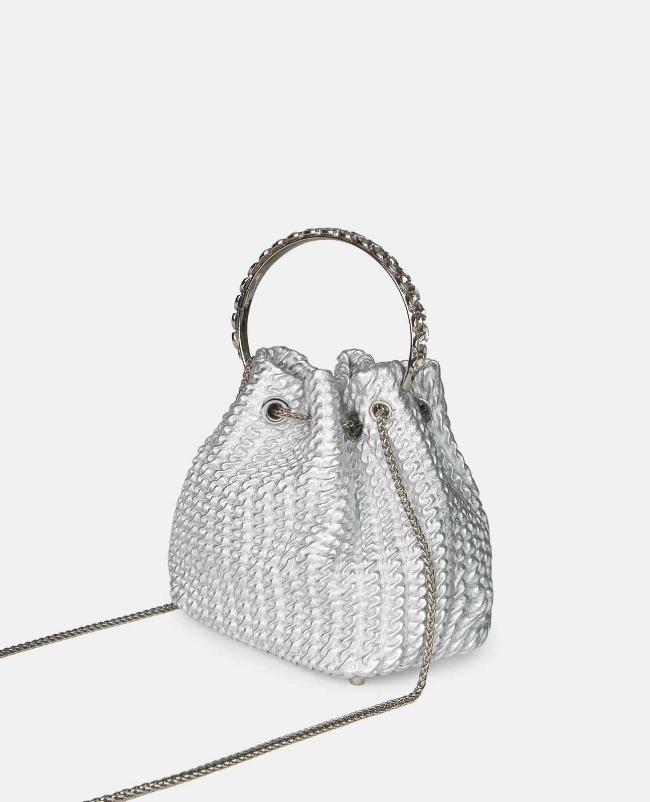 Bolso de mano estilo bombonera de piel en relieve y correa bandolera de cadena - Alma en Pena - Plata Plata-3
