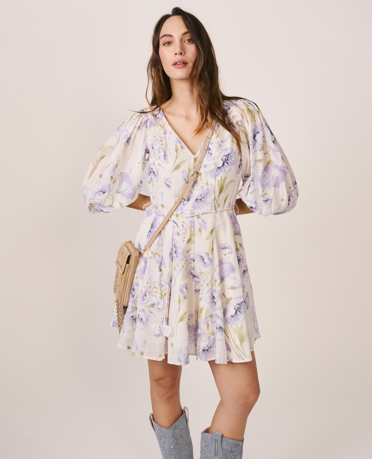 Alma en Pena - Vestido corto floral con manga abullonada tres cuartos y cintura con cordón.