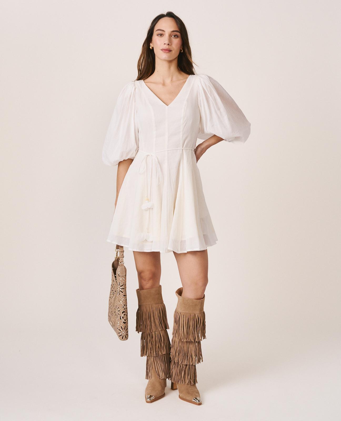 Alma en Pena - Vestido corto con manga abullonada tres cuartos y cintura con cordón.