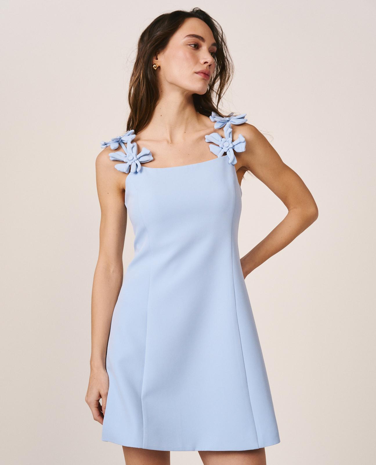 Vestido corto confeccionado en crepe con flores de tela en los tirantes - Alma en Pena - Azul Azul-3