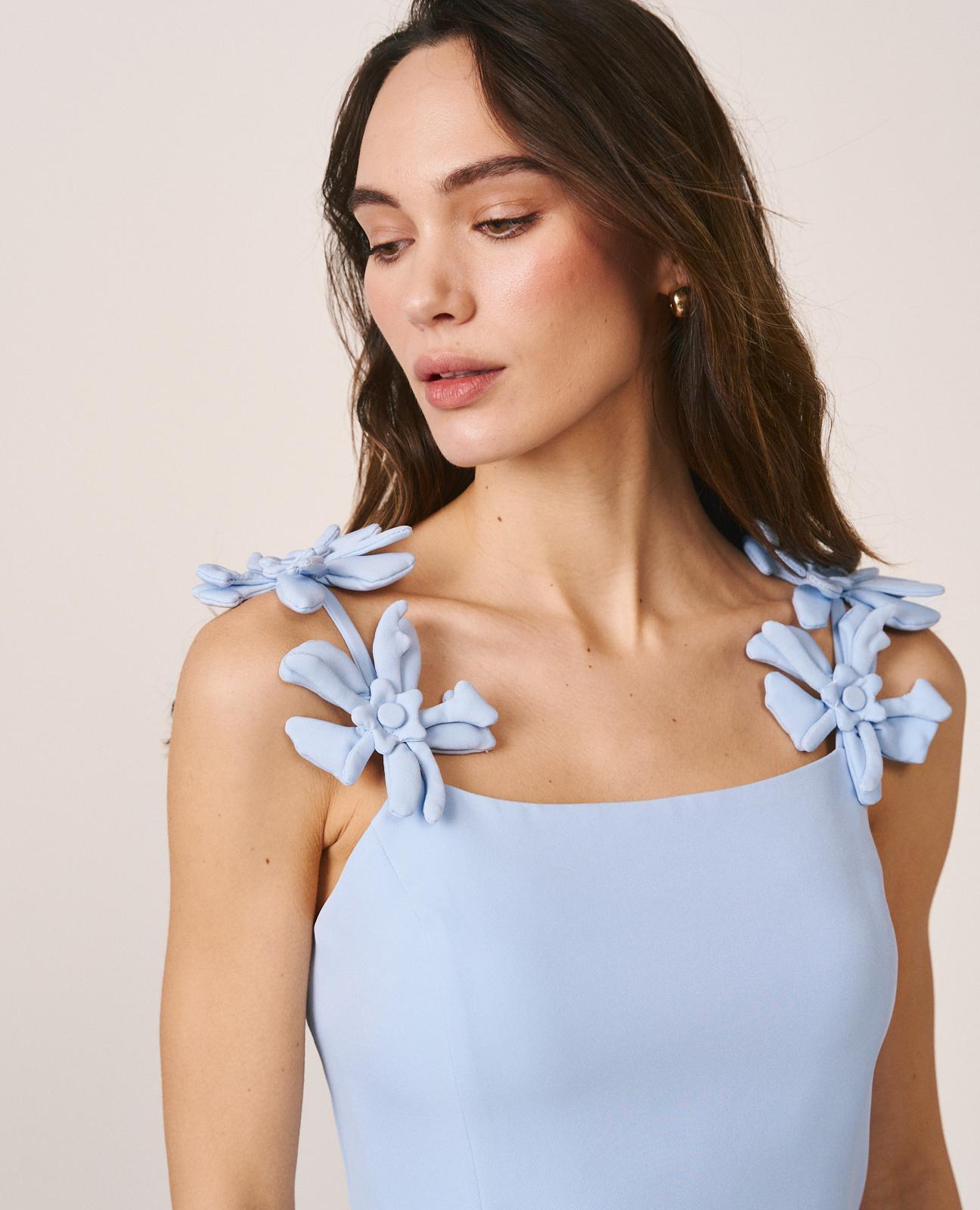Vestido corto confeccionado en crepe con flores de tela en los tirantes - Alma en Pena - Azul Azul-5