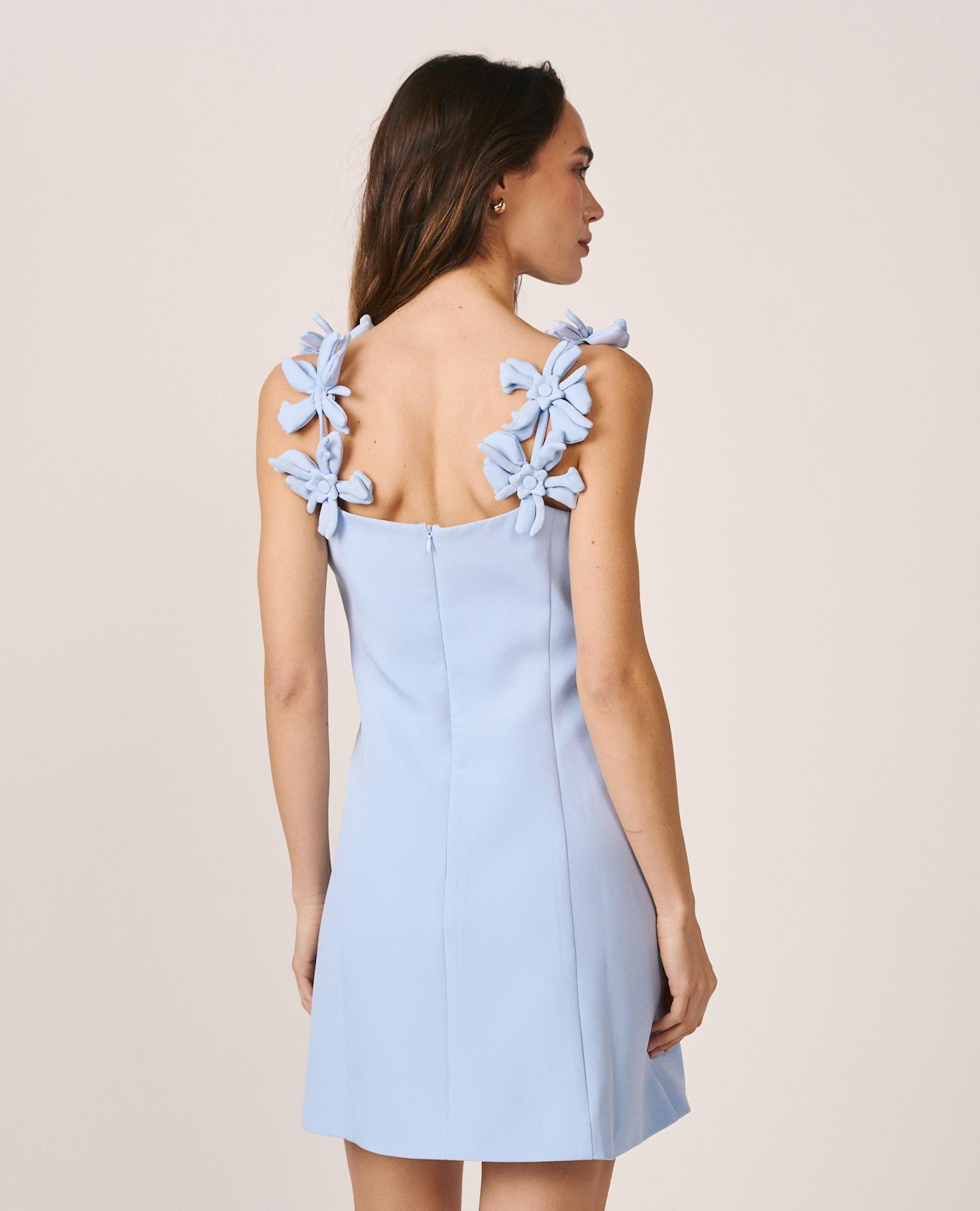 Vestido corto confeccionado en crepe con flores de tela en los tirantes - Alma en Pena - Azul Azul-7