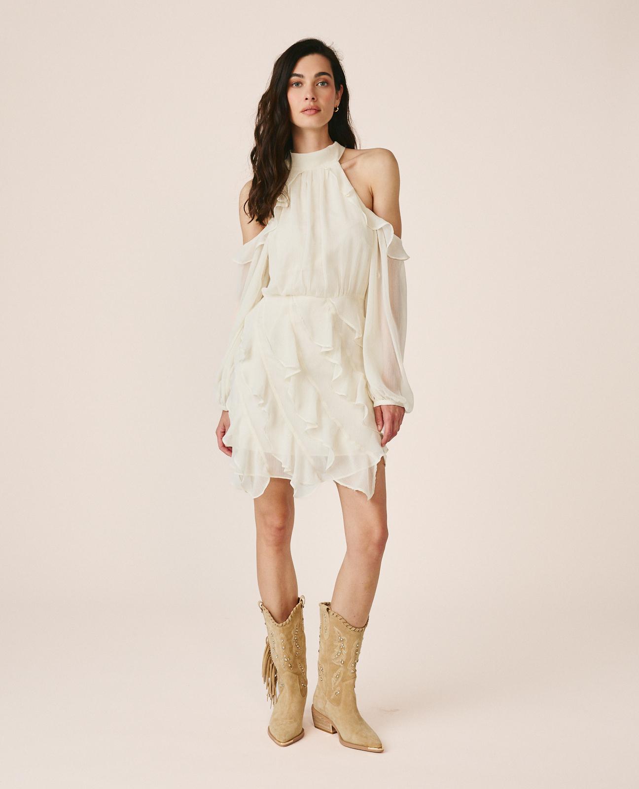 Alma en Pena - Vestido corto fluido confeccionado en gasa con hombros descubiertos y espalda con volantes al cuello.