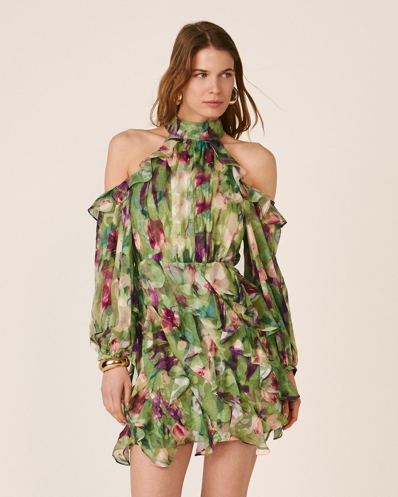 Alma en Pena - Vestido corto fluido confeccionado en gasa con estampado floral y espalda con volantes al cuello.