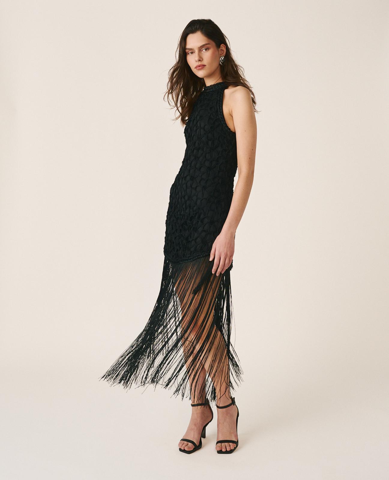 Alma en Pena - Vestido corto con técnica de trenzados y flecos con cuello halter.