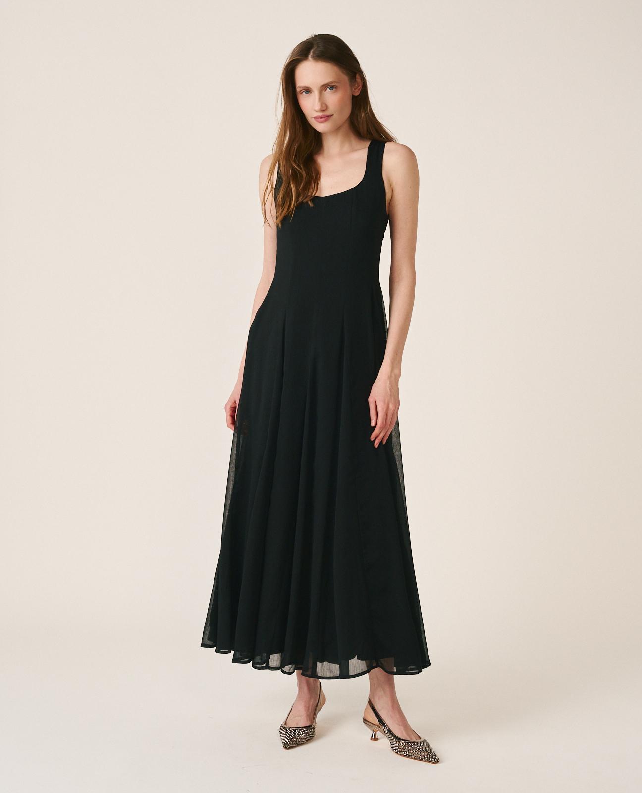 Alma en Pena - Vestido midi con vuelo confeccionado en gasa y cierre con cremallera invisible.
