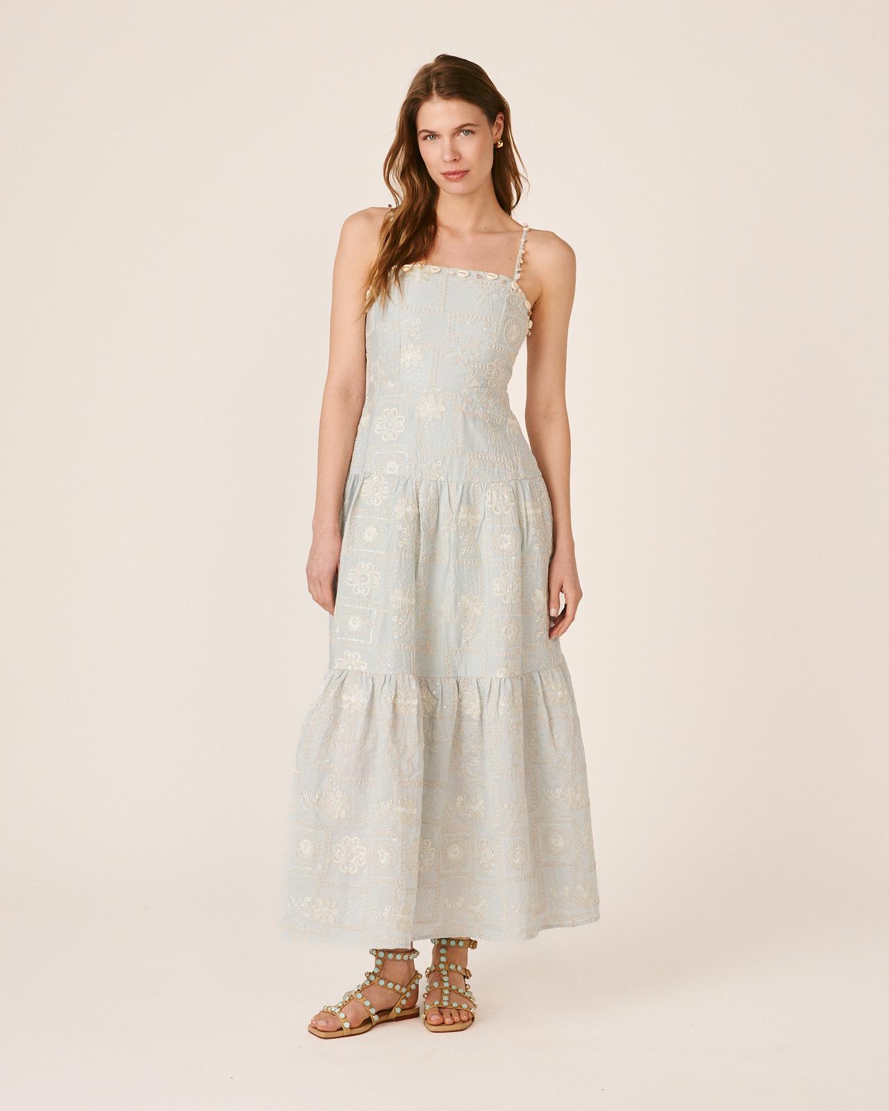 Alma en Pena - Vestido midi con bordados escote recto y cierre con cremallera invisible en la espalda.