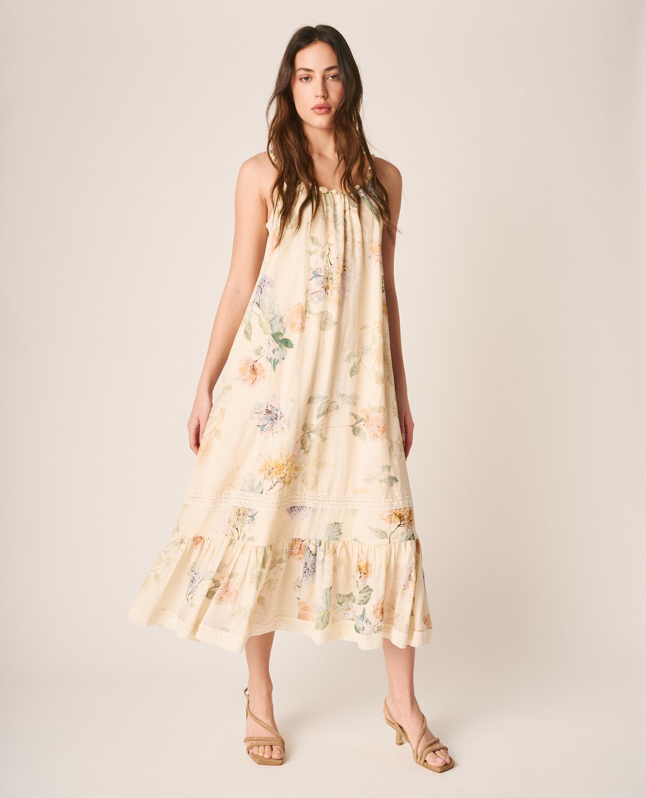 Alma en Pena - Vestido midi con estampado floral escote con pedrería decorativa y tirantes.