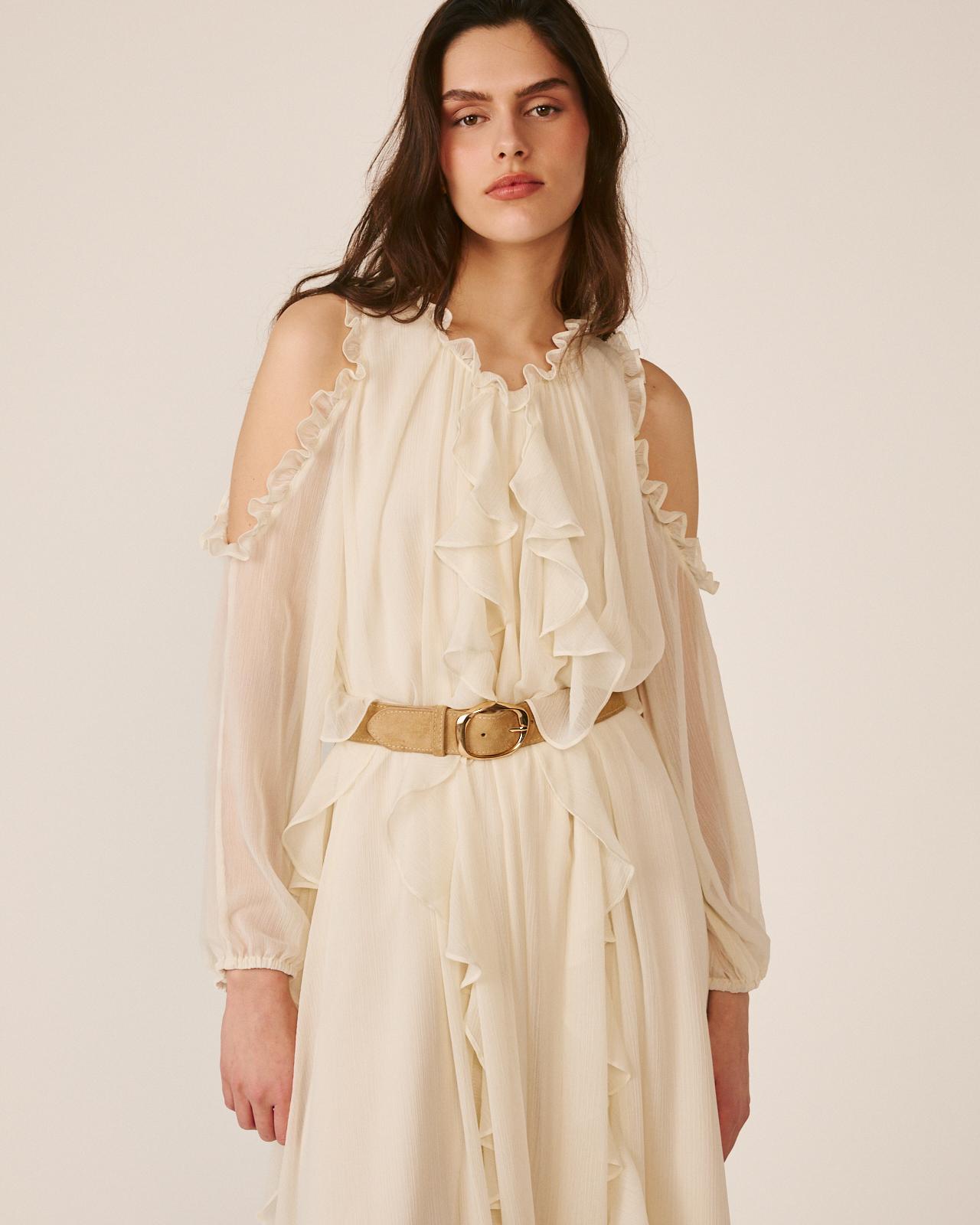 Alma en Pena - Vestido midi fluido con volantes verticales y hombros descubiertos.