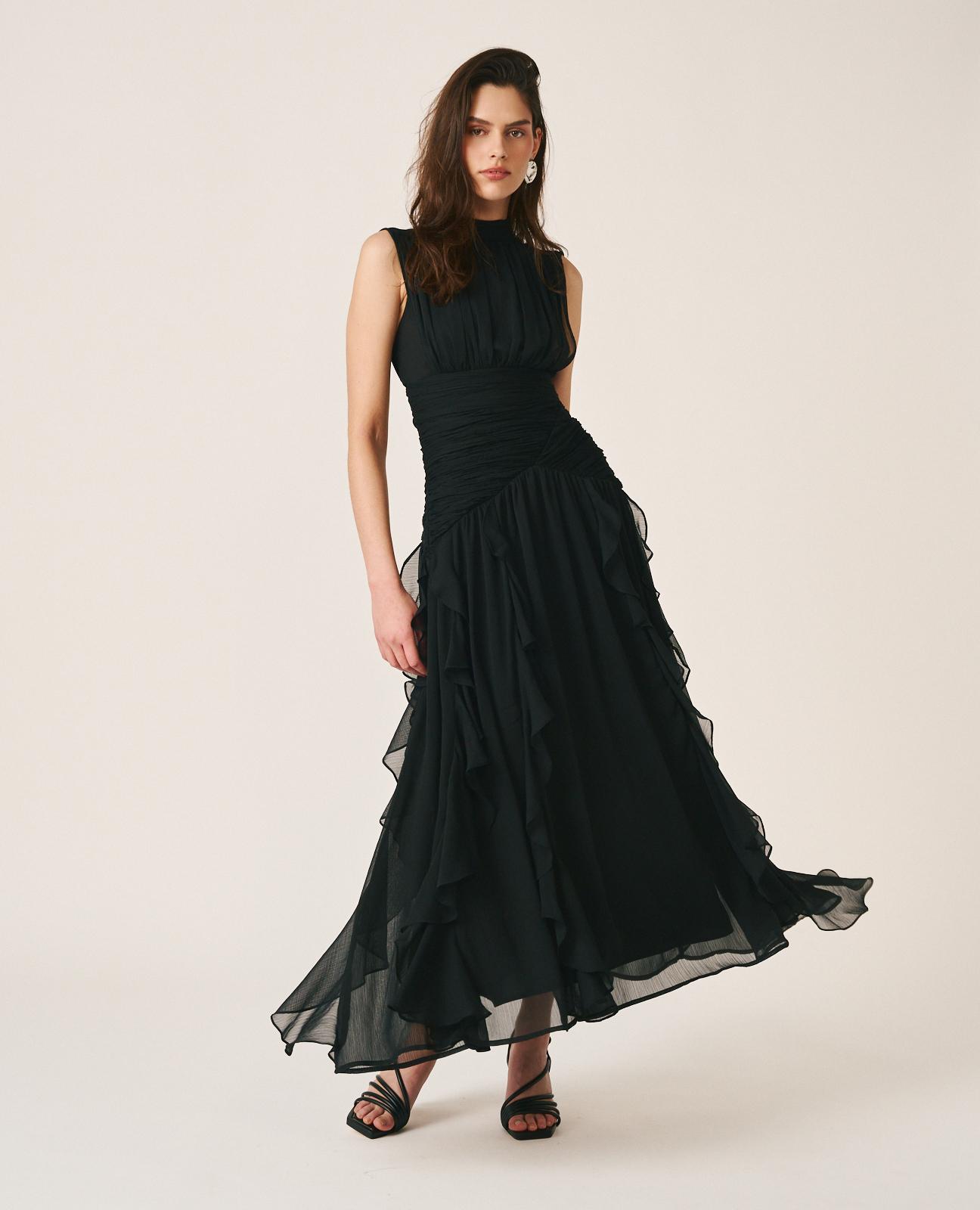 Alma en Pena - Vestido largo fluido con volantes verticales y plisados y cuello alto.