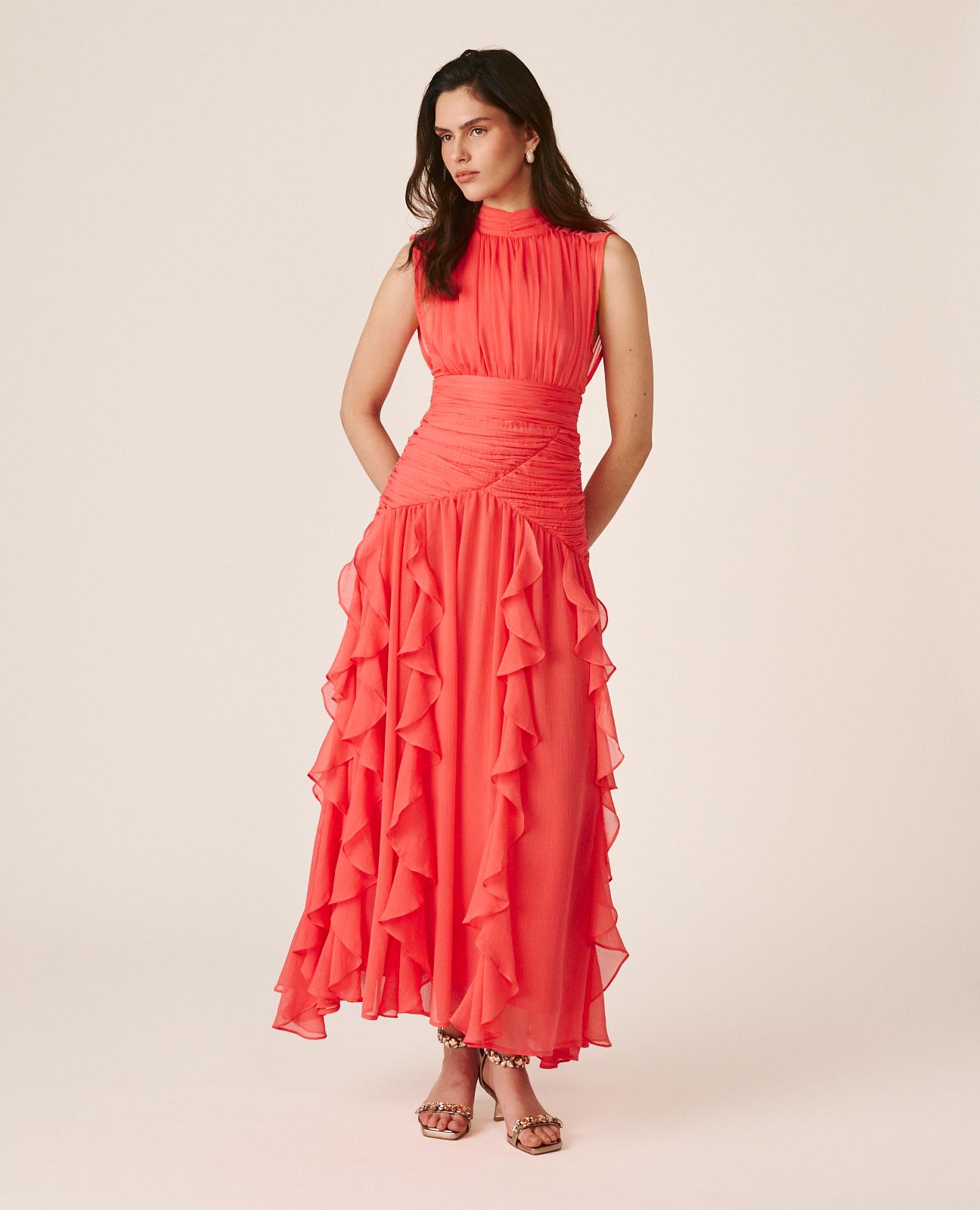 Alma en Pena - Vestido largo fluido con volantes verticales y plisados sin mangas y cuello alto.