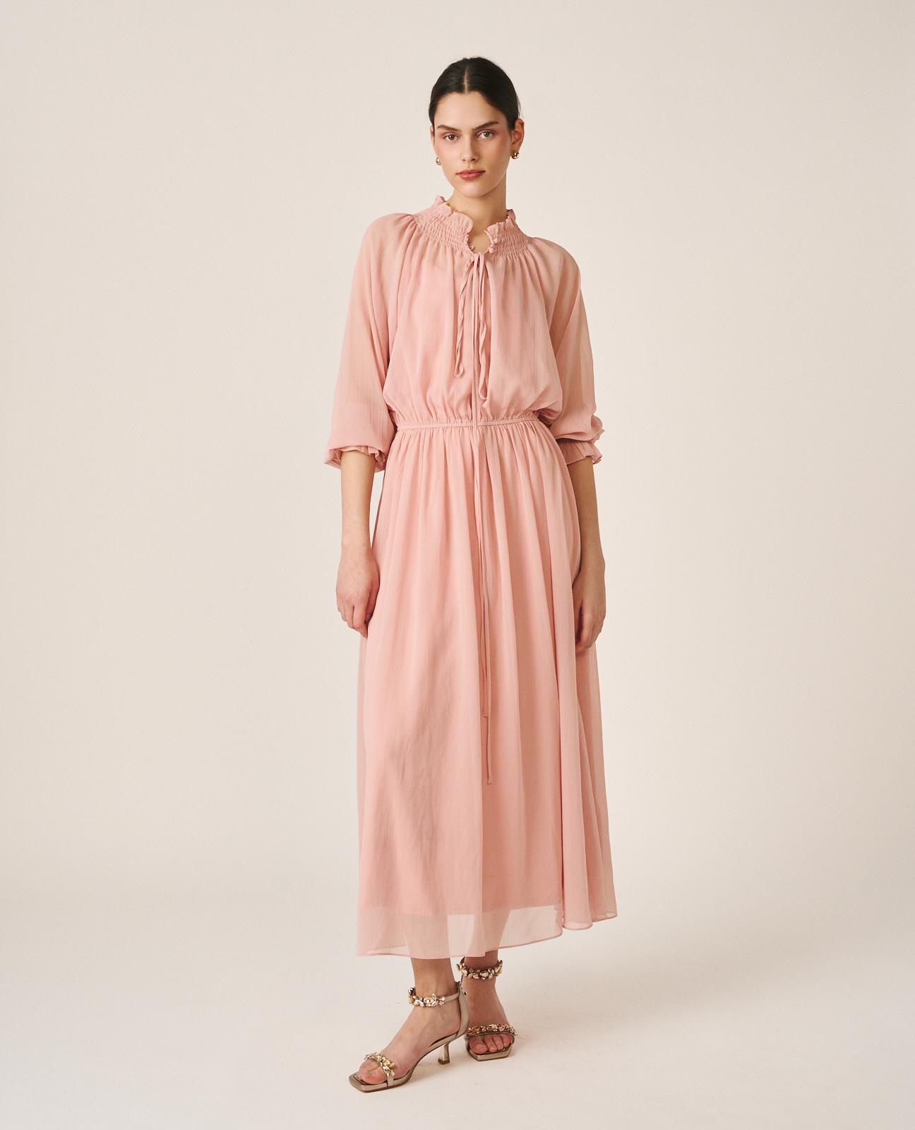 Vestido midi manga ablusada con cuello fruncido y cintura elástica - Alma en Pena - Rosa Rosa-4