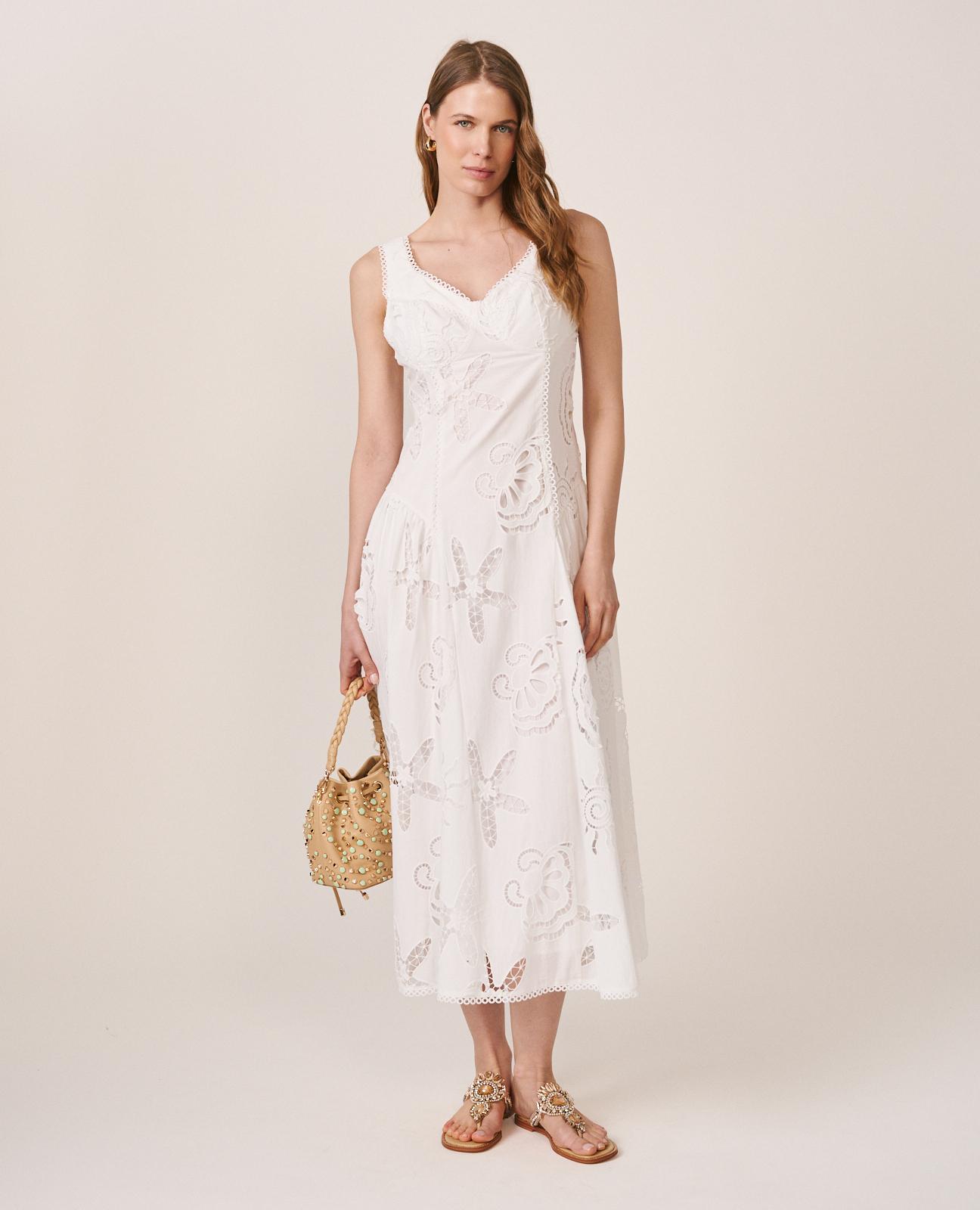 Alma en Pena - Vestido midi sin mangas con bordados y cuello de pico.